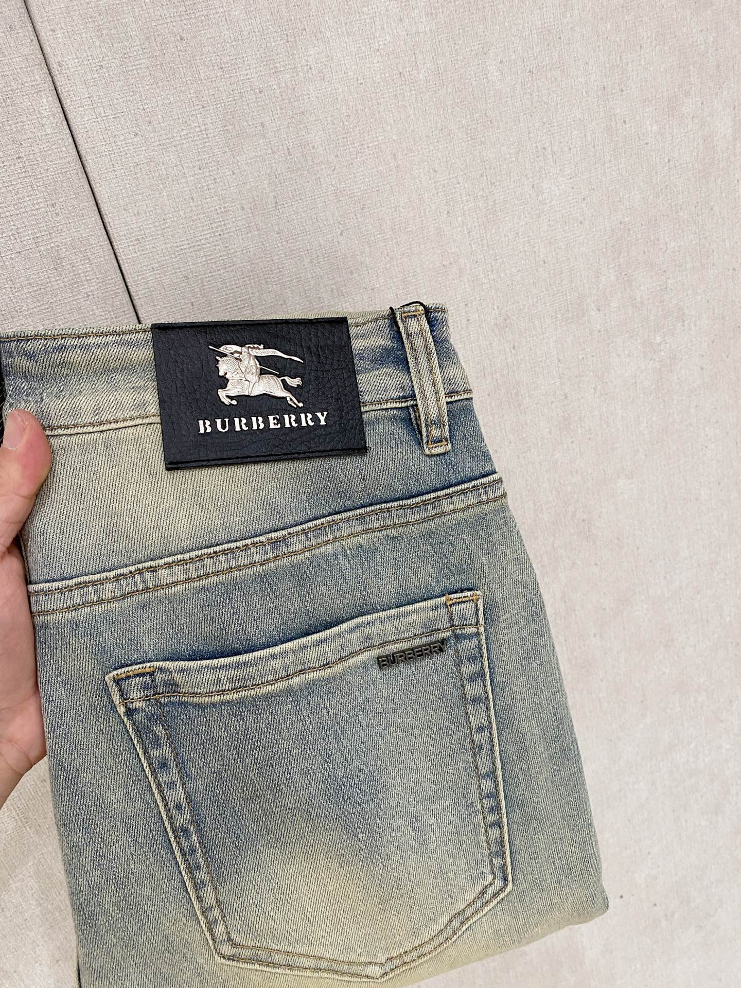 NO:597449,Burberry 2025 autumn and winter men's washed small straight jeans!  The trading company sells great products, looks great, is the all-match trousers king in the fashion world, has high-frequency dressing demonstrations in European and American street photography, and has a leather waistband logo design!  And it is a must-have item for luxury brands every season!  Very pure and minimalist design tone!  Adhering to the consistent fashion proposition, it is quite eye-catching, which not only demonstrates the ingenuity and craftsmanship, but also effectively flaunts the brand identity!  Custom-made denim fabrics are supplied from Italy. The texture is unparalleled and full of charm. The silhouette is perfectly tailored and has excellent butt-lifting and slimming effect. It can be matched with any top in the wardrobe. It has wide compatibility, is both casual and casual, and has a full upper body shape. It is an invincible fashionable and versatile item!  Size 29-38,,burberry,jeans,alexander wang19860909巴宝莉 2025秋冬男士水洗小直筒牛仔裤！贸易公司渠道牛货,品相超赞,时尚圈万能的百搭裤王,欧美街拍中高频穿搭示范,皮革腰牌logo设计！且是奢侈品牌每季必出的单品！非常纯粹极简的设计基调！秉承了一贯的时尚主张,颇具看点,即彰显了匠心工艺又有力的标榜了品牌身份！客供意大利定制丹宁面料,质感无敌赞,颇具韵味,版型剪裁完美,提臀修身显瘦效果极佳,可横扫衣橱任何的上装搭配,兼容性广泛,休闲兼备,上身型款十足,无敌的时髦百搭神品！尺码29-38,,burberry,jeans,alexander wang,Men's clothing