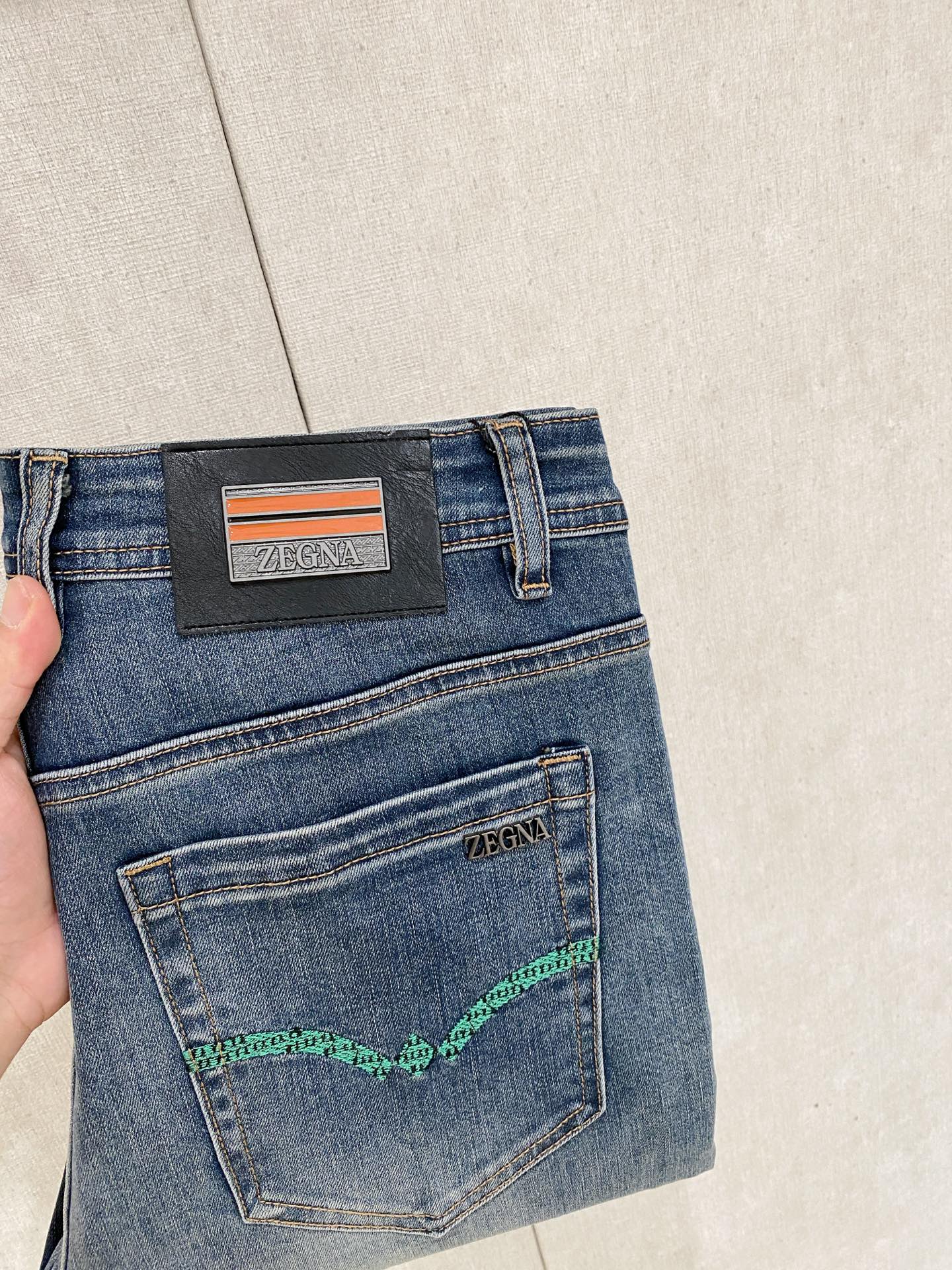 NO:597451,Ermenegildo Zegna 2025 autumn and winter men's washed small straight jeans!  The trading company sells great products, looks great, is the all-match trousers king in the fashion world, has high-frequency dressing demonstrations in European and American street photography, and has a leather waistband logo design!  And it is a must-have item for luxury brands every season!  Very pure and minimalist design tone!  Adhering to the consistent fashion proposition, it is quite eye-catching, which not only demonstrates the ingenuity and craftsmanship, but also effectively flaunts the brand identity!  Custom-made denim fabrics are supplied from Italy. The texture is unparalleled and full of charm. The silhouette is perfectly tailored and has excellent butt-lifting and slimming effect. It can be matched with any top in the wardrobe. It has wide compatibility, is both casual and casual, and has a full upper body shape. It is an invincible fashionable and versatile item!  Size 29-38,,zegna,jeans,alexander wang19860909杰尼亚 2025秋冬男士水洗小直筒牛仔裤！贸易公司渠道牛货,品相超赞,时尚圈万能的百搭裤王,欧美街拍中高频穿搭示范,皮革腰牌logo设计！且是奢侈品牌每季必出的单品！非常纯粹极简的设计基调！秉承了一贯的时尚主张,颇具看点,即彰显了匠心工艺又有力的标榜了品牌身份！客供意大利定制丹宁面料,质感无敌赞,颇具韵味,版型剪裁完美,提臀修身显瘦效果极佳,可横扫衣橱任何的上装搭配,兼容性广泛,休闲兼备,上身型款十足,无敌的时髦百搭神品！尺码29-38,,zegna,jeans,alexander wang,Men's clothing