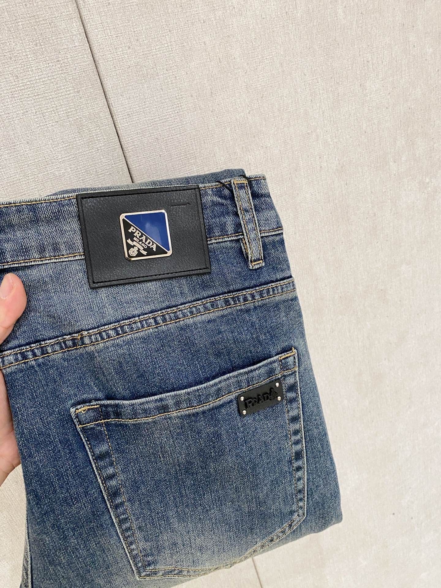 NO:597453,Prada 2025 autumn and winter men's washed small straight jeans!  The trading company sells great products, looks great, is the all-match trousers king in the fashion world, has high-frequency dressing demonstrations in European and American street photography, and has a leather waistband logo design!  And it is a must-have item for luxury brands every season!  Very pure and minimalist design tone!  Adhering to the consistent fashion proposition, it is quite eye-catching, which not only demonstrates the ingenuity and craftsmanship, but also effectively flaunts the brand identity!  Custom-made denim fabrics are supplied from Italy. The texture is unparalleled and full of charm. The silhouette is perfectly tailored and has excellent butt-lifting and slimming effect. It can be matched with any top in the wardrobe. It has wide compatibility, is both casual and casual, and has a full upper body shape. It is an invincible fashionable and versatile item!  Size 29-38,,prada,jeans,alexander wang19860909普拉达 2025秋冬男士水洗小直筒牛仔裤！贸易公司渠道牛货,品相超赞,时尚圈万能的百搭裤王,欧美街拍中高频穿搭示范,皮革腰牌logo设计！且是奢侈品牌每季必出的单品！非常纯粹极简的设计基调！秉承了一贯的时尚主张,颇具看点,即彰显了匠心工艺又有力的标榜了品牌身份！客供意大利定制丹宁面料,质感无敌赞,颇具韵味,版型剪裁完美,提臀修身显瘦效果极佳,可横扫衣橱任何的上装搭配,兼容性广泛,休闲兼备,上身型款十足,无敌的时髦百搭神品！尺码29-38,,prada,jeans,alexander wang,Men's clothing