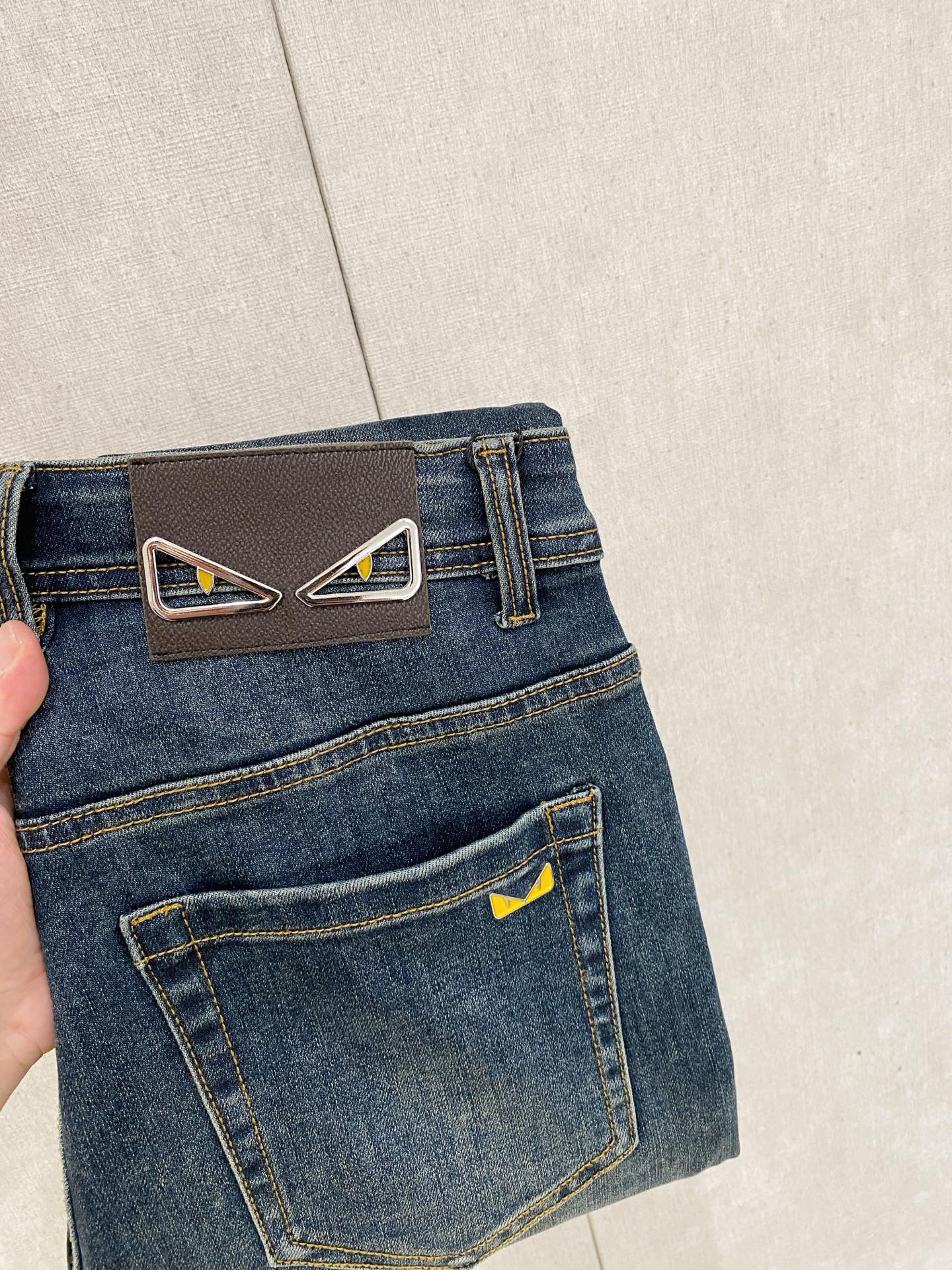 NO:597455,Fendi 2025 autumn and winter men's washed small straight jeans!  The trading company sells great products, looks great, is the all-match trousers king in the fashion world, has high-frequency dressing demonstrations in European and American street photography, and has a leather waistband logo design!  And it is a must-have item for luxury brands every season!  Very pure and minimalist design tone!  Adhering to the consistent fashion proposition, it is quite eye-catching, which not only demonstrates the ingenuity and craftsmanship, but also effectively flaunts the brand identity!  Custom-made denim fabrics are supplied from Italy. The texture is unparalleled and full of charm. The silhouette is perfectly tailored and has excellent butt-lifting and slimming effect. It can be matched with any top in the wardrobe. It has wide compatibility, is both casual and casual, and has a full upper body shape. It is an invincible fashionable and versatile item!  Size 29-38,,fendi,jeans,alexander wang19860909芬迪 2025秋冬男士水洗小直筒牛仔裤！贸易公司渠道牛货,品相超赞,时尚圈万能的百搭裤王,欧美街拍中高频穿搭示范,皮革腰牌logo设计！且是奢侈品牌每季必出的单品！非常纯粹极简的设计基调！秉承了一贯的时尚主张,颇具看点,即彰显了匠心工艺又有力的标榜了品牌身份！客供意大利定制丹宁面料,质感无敌赞,颇具韵味,版型剪裁完美,提臀修身显瘦效果极佳,可横扫衣橱任何的上装搭配,兼容性广泛,休闲兼备,上身型款十足,无敌的时髦百搭神品！尺码29-38,,fendi,jeans,alexander wang,Men's clothing