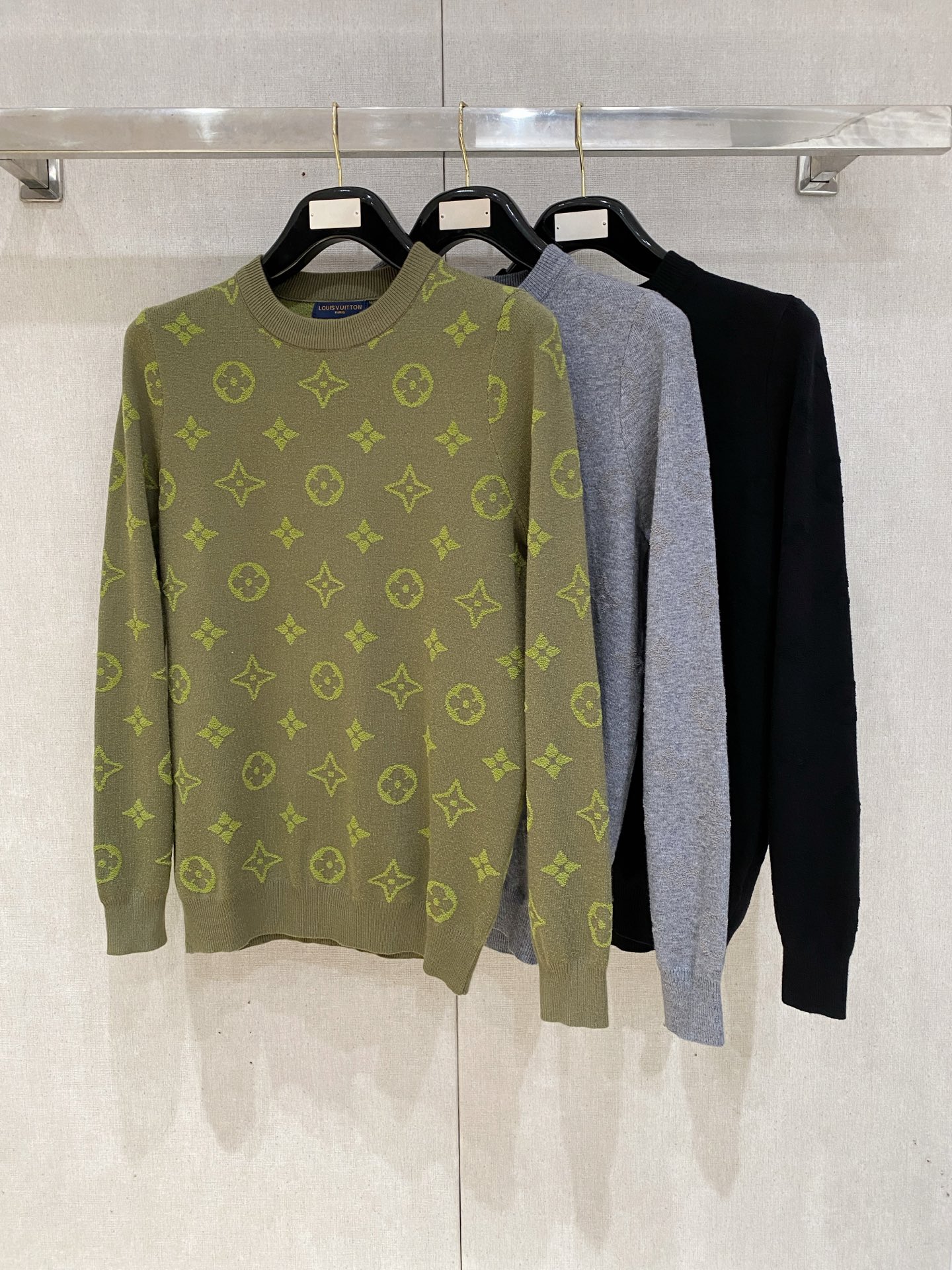 Lv 毛衣 2025秋冬最新系列，专柜1:1顶级复刻，全品相！加厚款，潮人必备单品！懂货的老铁赶紧下手，