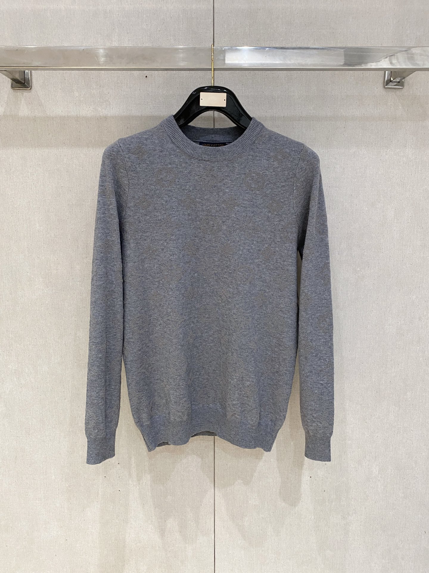 Lv 毛衣 2025秋冬最新系列，专柜1:1顶级复刻，全品相！加厚款，潮人必备单品！懂货的老铁赶紧下手，