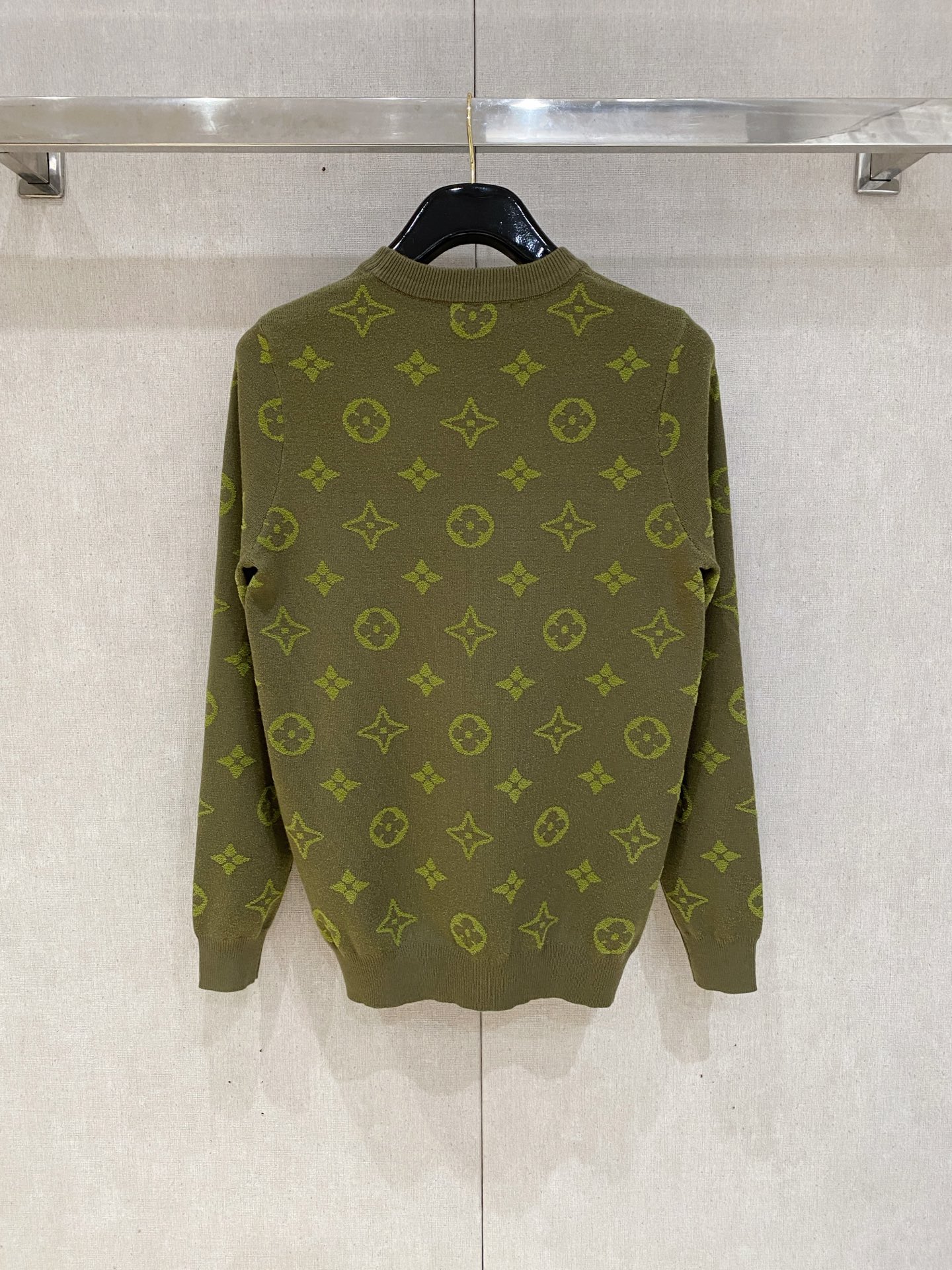 Lv 毛衣 2025秋冬最新系列，专柜1:1顶级复刻，全品相！加厚款，潮人必备单品！懂货的老铁赶紧下手，