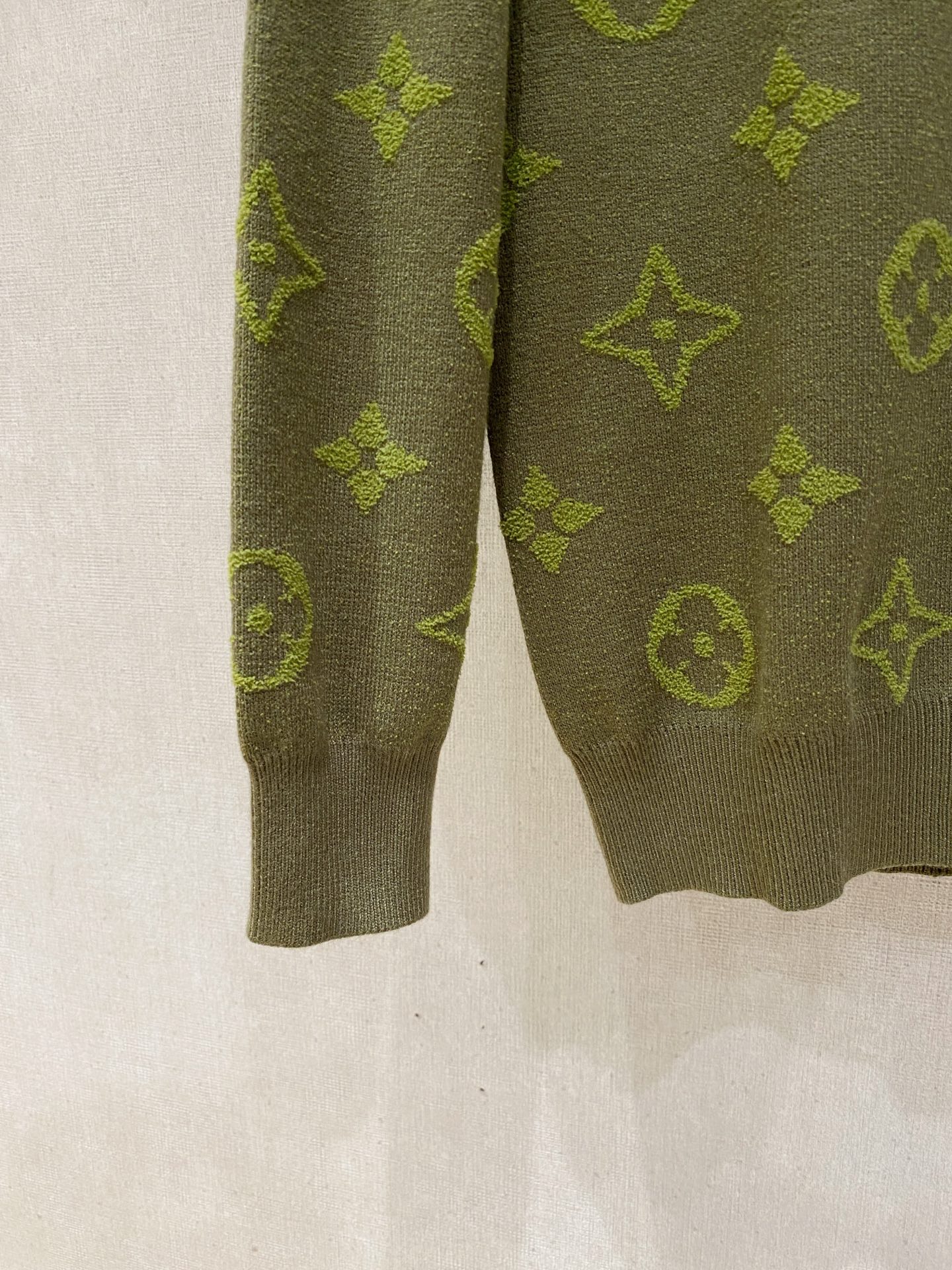 Lv 毛衣 2025秋冬最新系列，专柜1:1顶级复刻，全品相！加厚款，潮人必备单品！懂货的老铁赶紧下手，