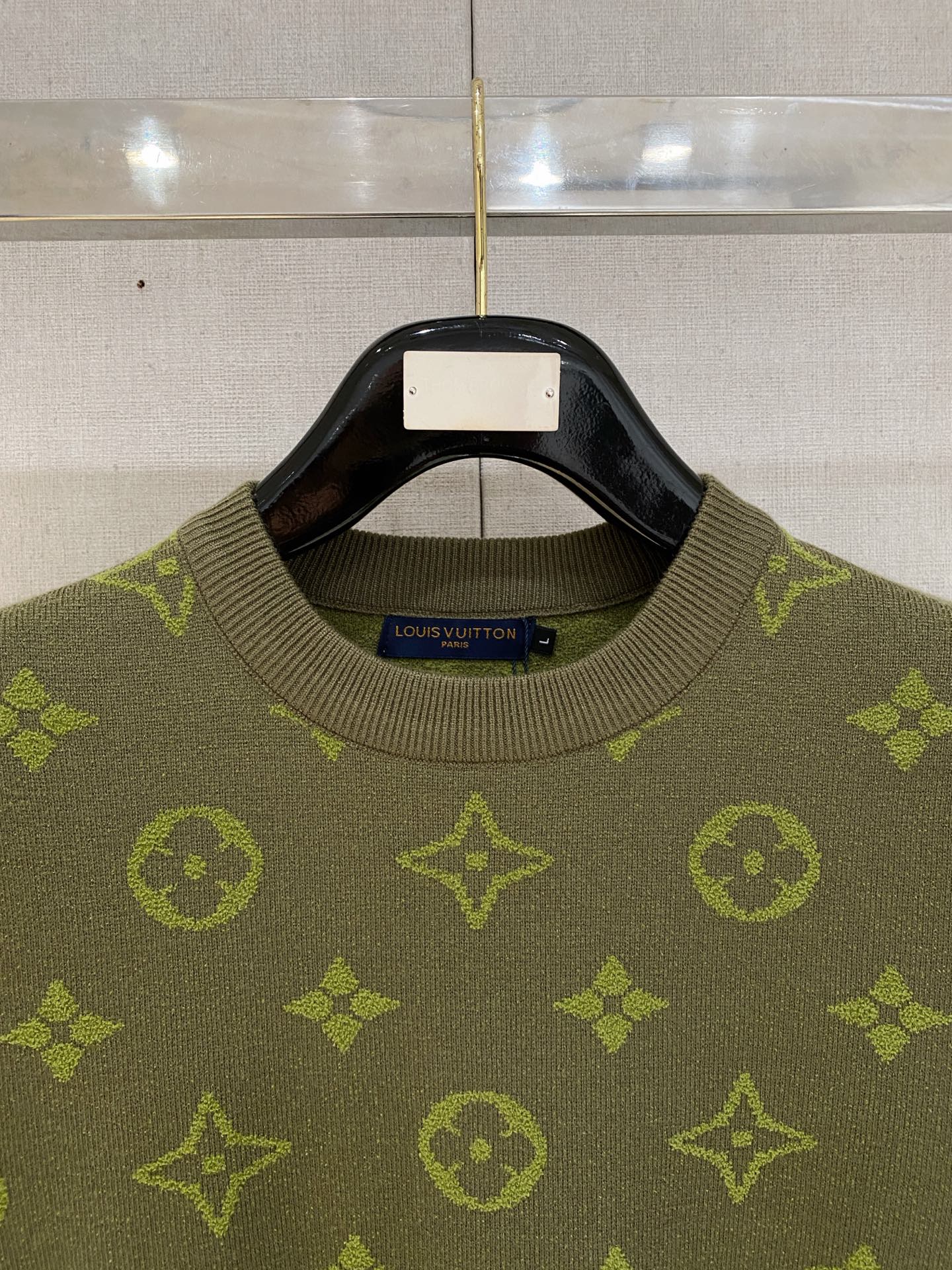 Lv 毛衣 2025秋冬最新系列，专柜1:1顶级复刻，全品相！加厚款，潮人必备单品！懂货的老铁赶紧下手，