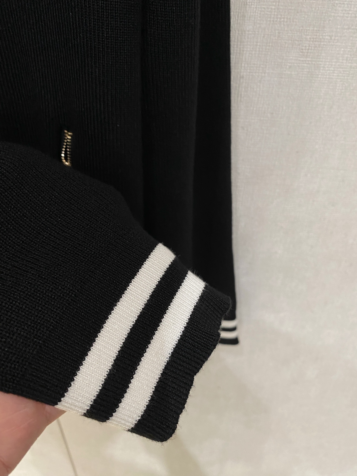 古驰 2025新品羊毛衣外套 具有手感细腻柔软，可直接与肌肤接触，让暖心的纱线变化出细腻的质感，顶级工艺