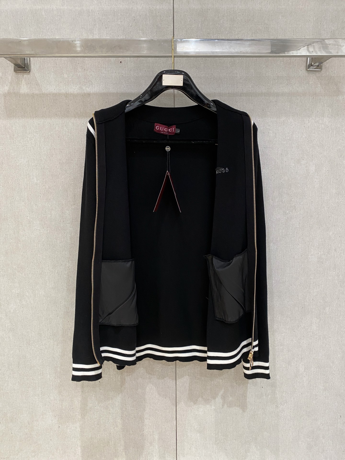 古驰 2025新品羊毛衣外套 具有手感细腻柔软，可直接与肌肤接触，让暖心的纱线变化出细腻的质感，顶级工艺