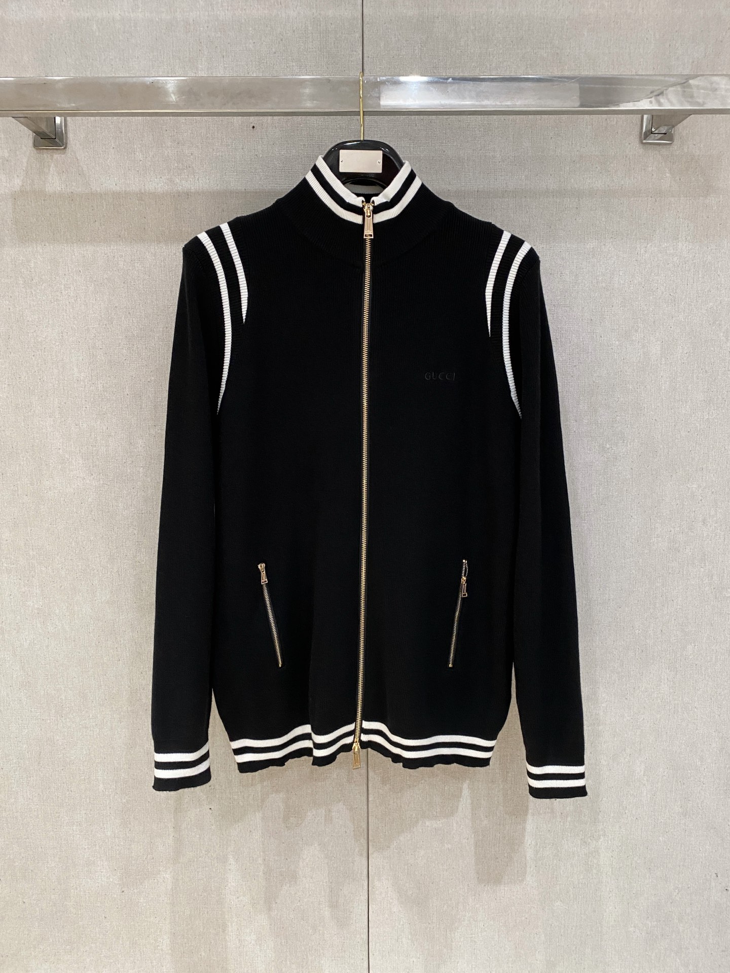 古驰 2025新品羊毛衣外套 具有手感细腻柔软，可直接与肌肤接触，让暖心的纱线变化出细腻的质感，顶级工艺