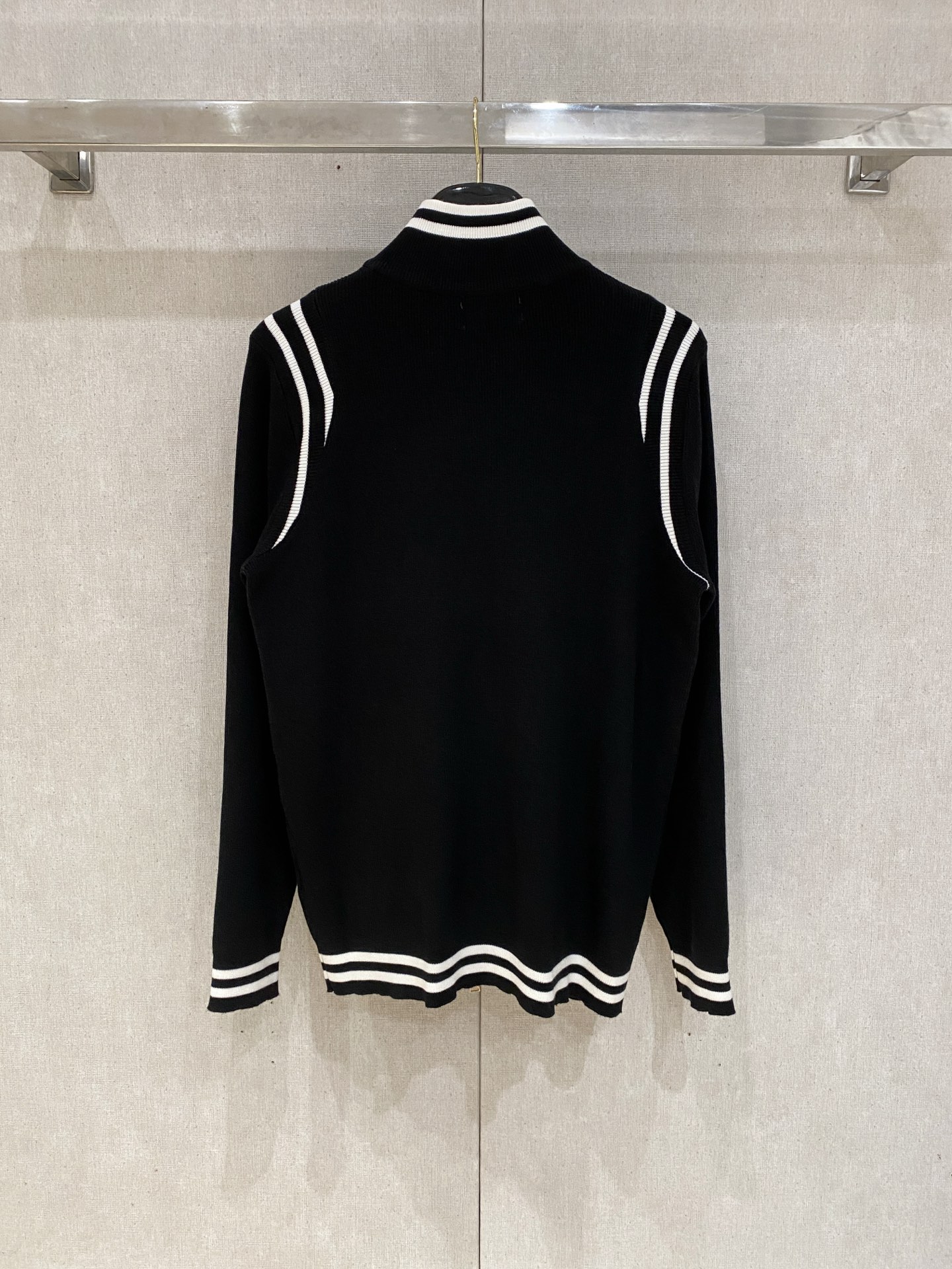 古驰 2025新品羊毛衣外套 具有手感细腻柔软，可直接与肌肤接触，让暖心的纱线变化出细腻的质感，顶级工艺