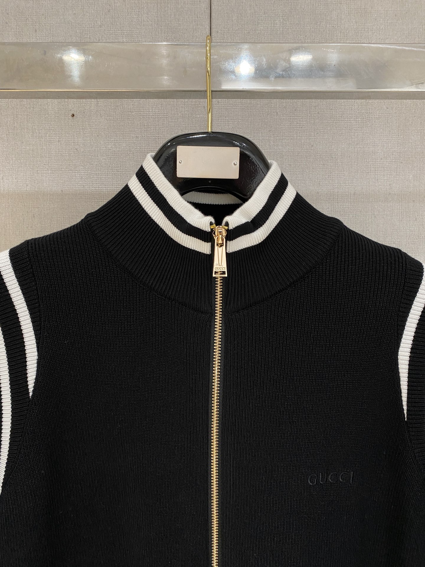 古驰 2025新品羊毛衣外套 具有手感细腻柔软，可直接与肌肤接触，让暖心的纱线变化出细腻的质感，顶级工艺