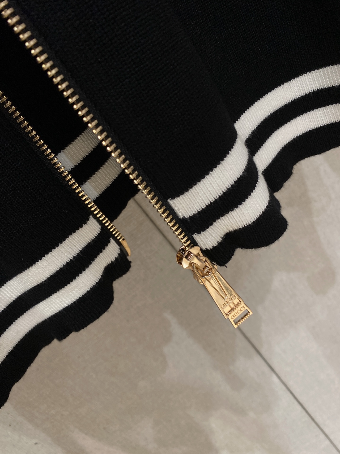 古驰 2025新品羊毛衣外套 具有手感细腻柔软，可直接与肌肤接触，让暖心的纱线变化出细腻的质感，顶级工艺