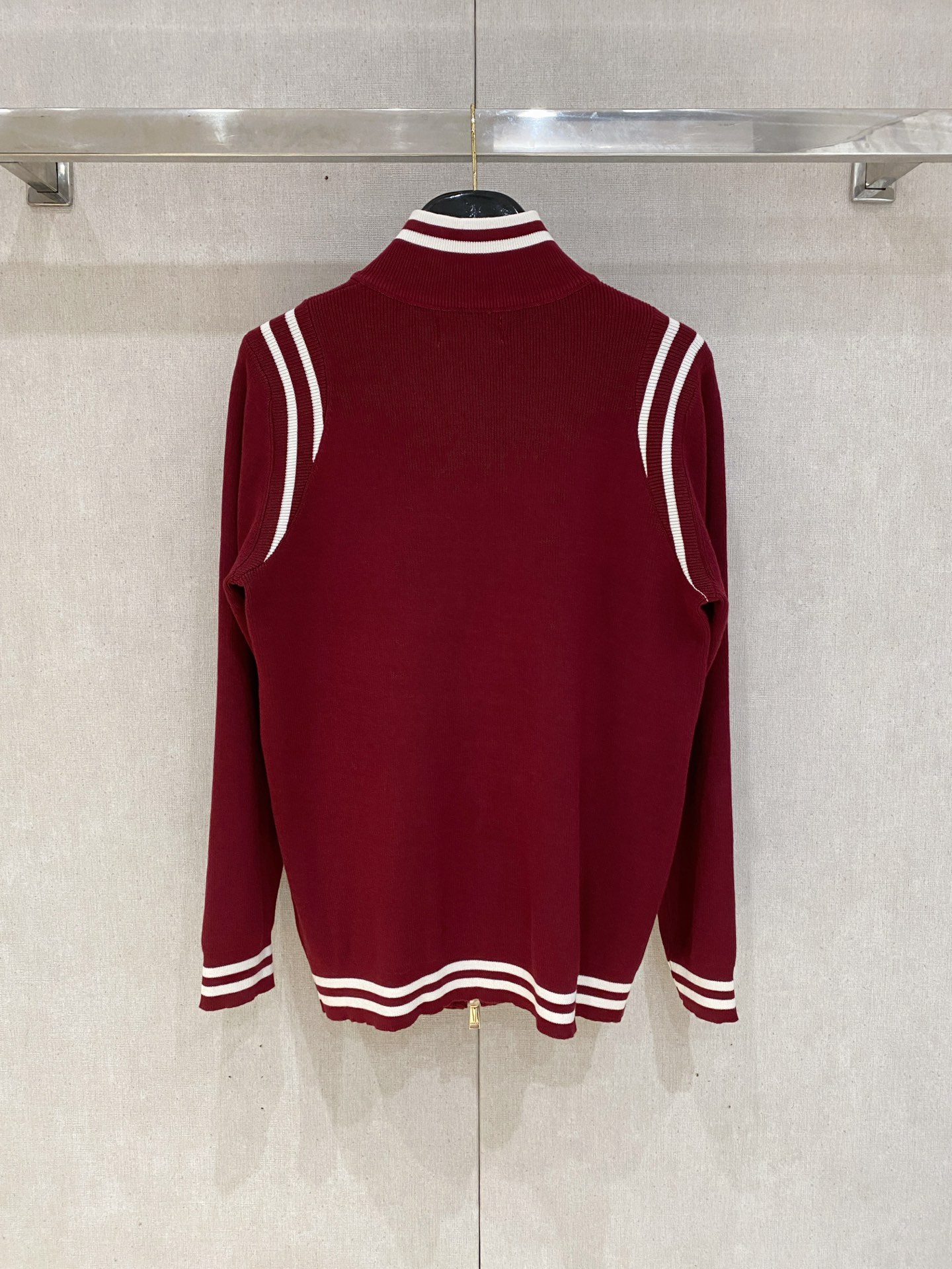 古驰 2025新品羊毛衣外套 具有手感细腻柔软，可直接与肌肤接触，让暖心的纱线变化出细腻的质感，顶级工艺