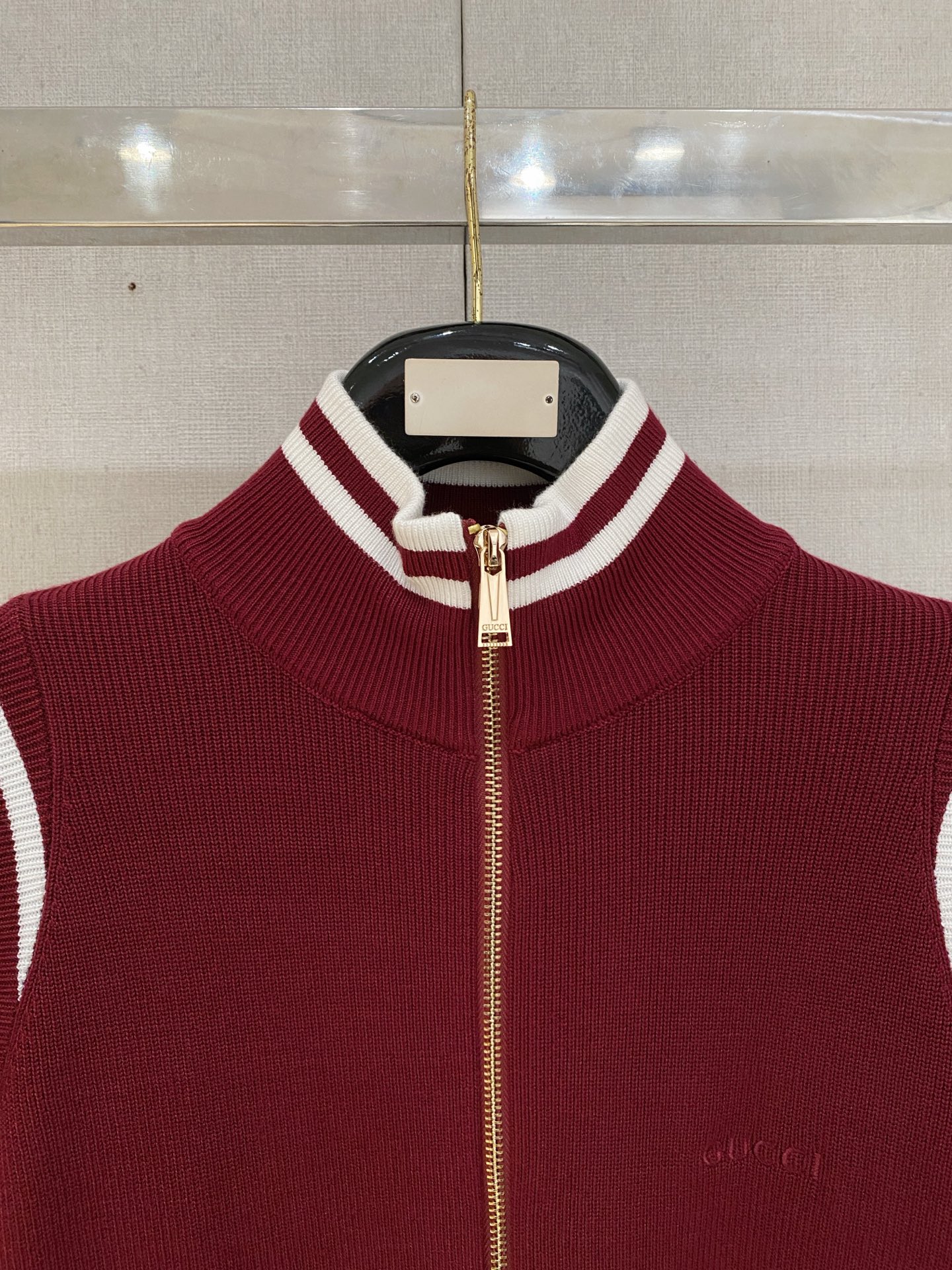 古驰 2025新品羊毛衣外套 具有手感细腻柔软，可直接与肌肤接触，让暖心的纱线变化出细腻的质感，顶级工艺