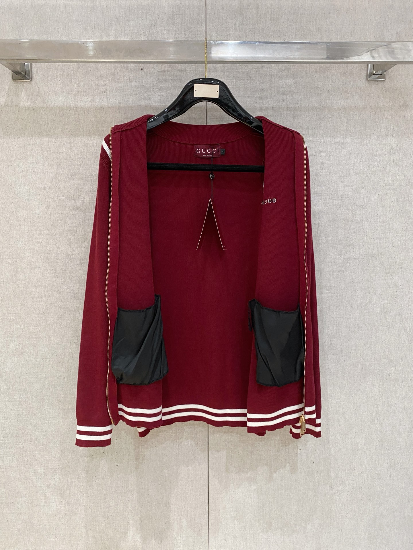 古驰 2025新品羊毛衣外套 具有手感细腻柔软，可直接与肌肤接触，让暖心的纱线变化出细腻的质感，顶级工艺