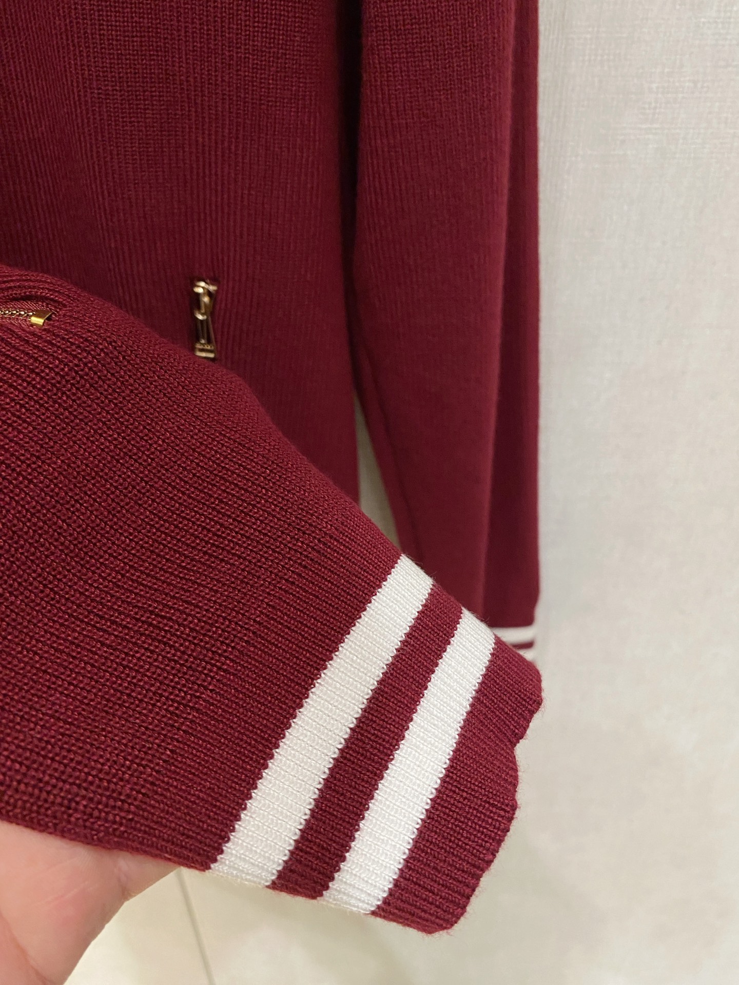 古驰 2025新品羊毛衣外套 具有手感细腻柔软，可直接与肌肤接触，让暖心的纱线变化出细腻的质感，顶级工艺