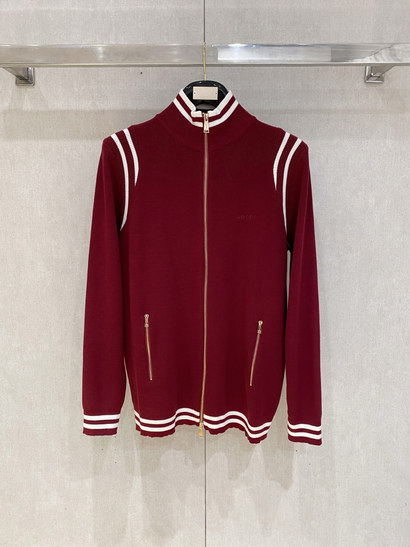 NO:597448,Gucci's 2025 new wool sweater jacket has a delicate and soft feel that can be directly contacted with the skin, allowing the warm yarn to change into a delicate texture. The top-notch craftsmanship is very distinctive and colorful, and the style is simple, elegant and exquisite. The three-dimensional tailoring design makes the entire sweater upper body full of youthful vitality and vitality. It is recommended to be a must-have for autumn and winter. Sizes M-3XL, gucci, jackets & coats, sweaters, alexander wang19860909古驰 2025新品羊毛衣外套 具有手感细腻柔软,可直接与肌肤接触,让暖心的纱线变化出细腻的质感,顶级工艺极具特色出彩,款式简约大方精美 立体剪裁的版型设计,让整款毛衣上身尽显青春活力和朝气,推荐款秋冬季穿搭必备.尺码M-3XL,,gucci,jackets & coats,sweaters,alexander wang,Men's clothing