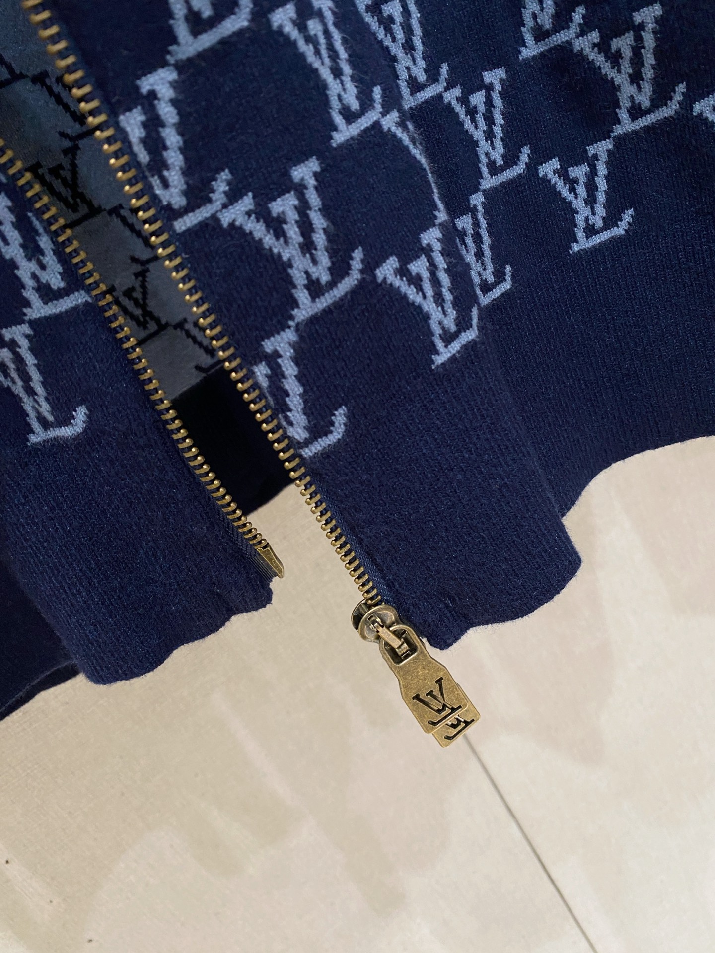 lv 2025新品羊毛衣外套 具有手感细腻柔软，可直接与肌肤接触，让暖心的纱线变化出细腻的质感，顶级工艺