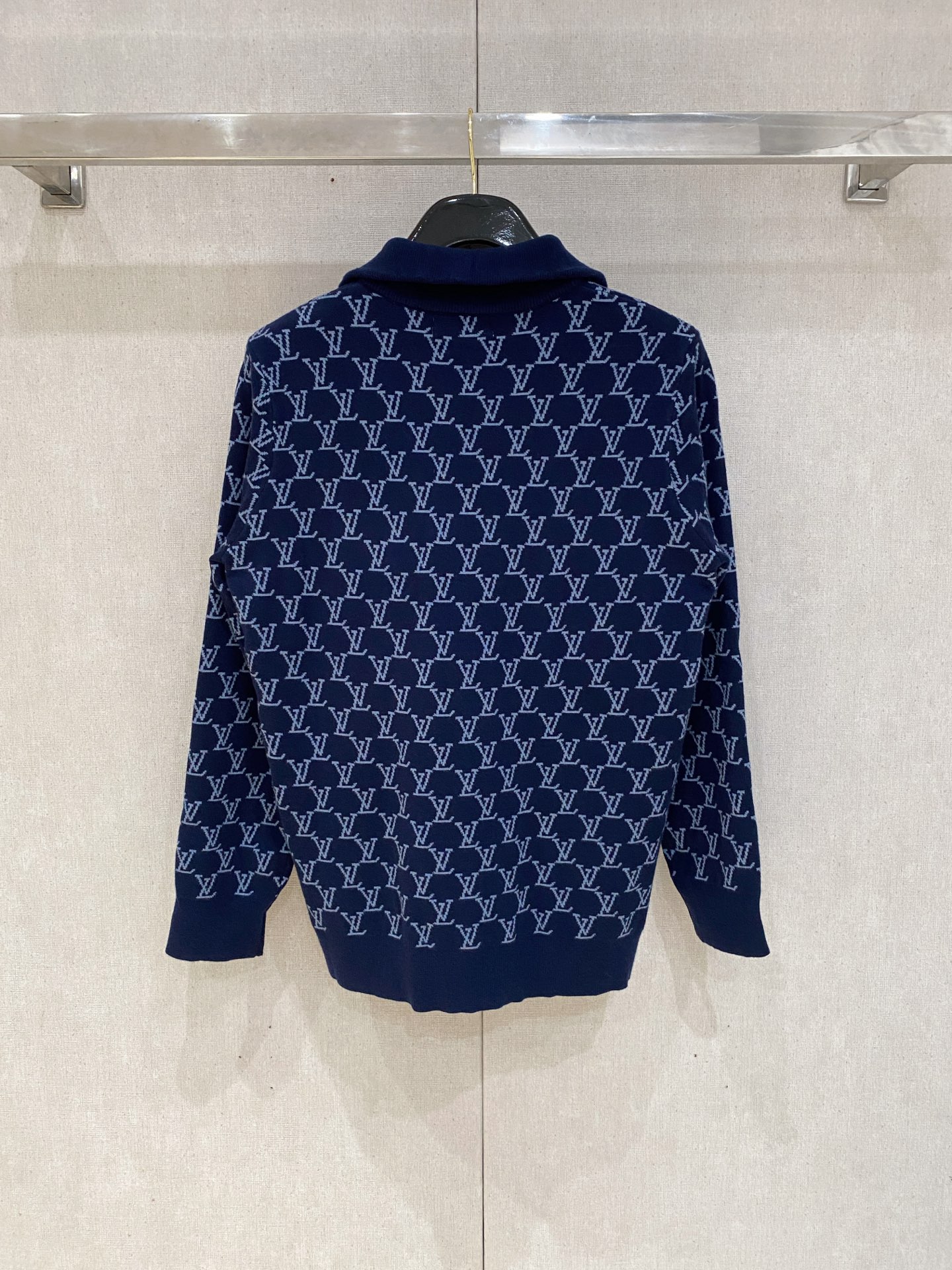 lv 2025新品羊毛衣外套 具有手感细腻柔软，可直接与肌肤接触，让暖心的纱线变化出细腻的质感，顶级工艺