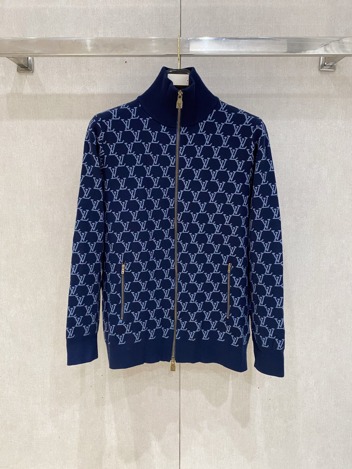 NO:597450,lv 2025 new woolen sweater jacket has a delicate and soft feel, which can be directly in contact with the skin, allowing the warm yarn to change into a delicate texture. The top-notch craftsmanship is very distinctive and colorful, and the style is simple, elegant and exquisite. The three-dimensional tailoring design makes the entire sweater upper body full of youthful vitality and vitality. It is recommended to be a must-have for autumn and winter. Sizes M-3XL, Louis Vuitton, jackets & coats, sweaters, alexander wang19860909lv 2025新品羊毛衣外套 具有手感细腻柔软,可直接与肌肤接触,让暖心的纱线变化出细腻的质感,顶级工艺极具特色出彩,款式简约大方精美 立体剪裁的版型设计,让整款毛衣上身尽显青春活力和朝气,推荐款秋冬季穿搭必备.尺码M-3XL,,louis vuitton,jackets & coats,sweaters,alexander wang,Men's clothing