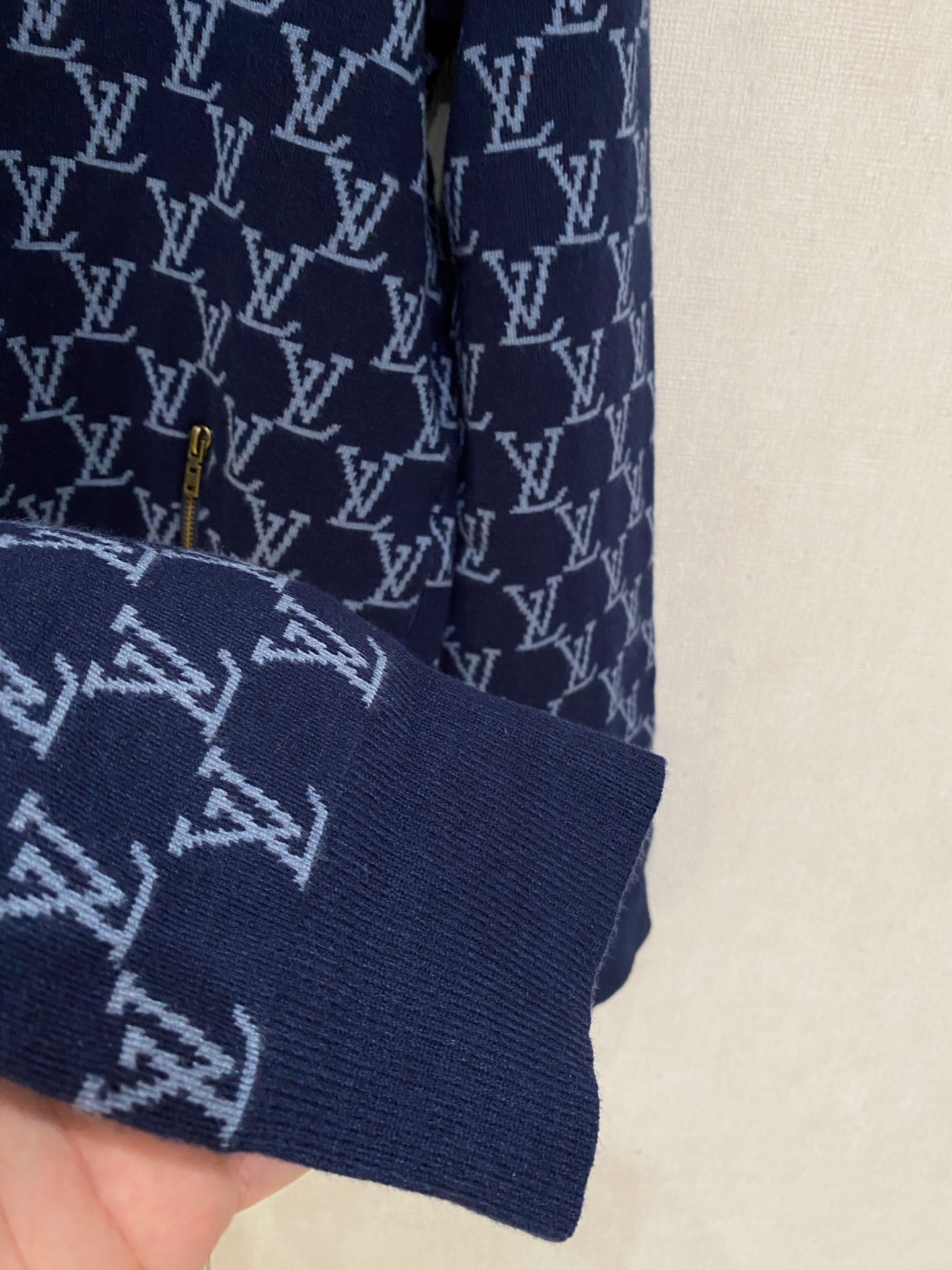 lv 2025新品羊毛衣外套 具有手感细腻柔软，可直接与肌肤接触，让暖心的纱线变化出细腻的质感，顶级工艺