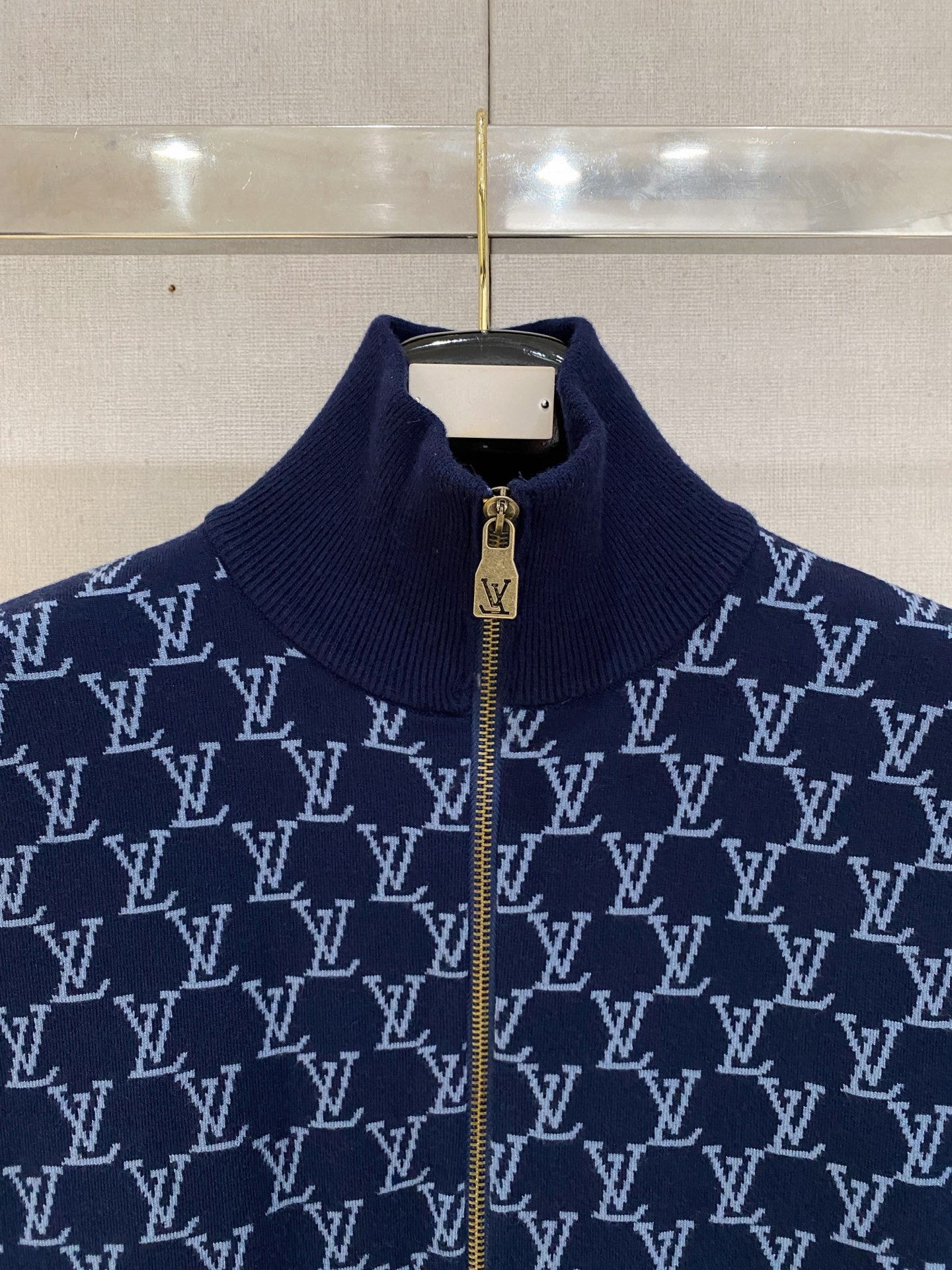 lv 2025新品羊毛衣外套 具有手感细腻柔软，可直接与肌肤接触，让暖心的纱线变化出细腻的质感，顶级工艺