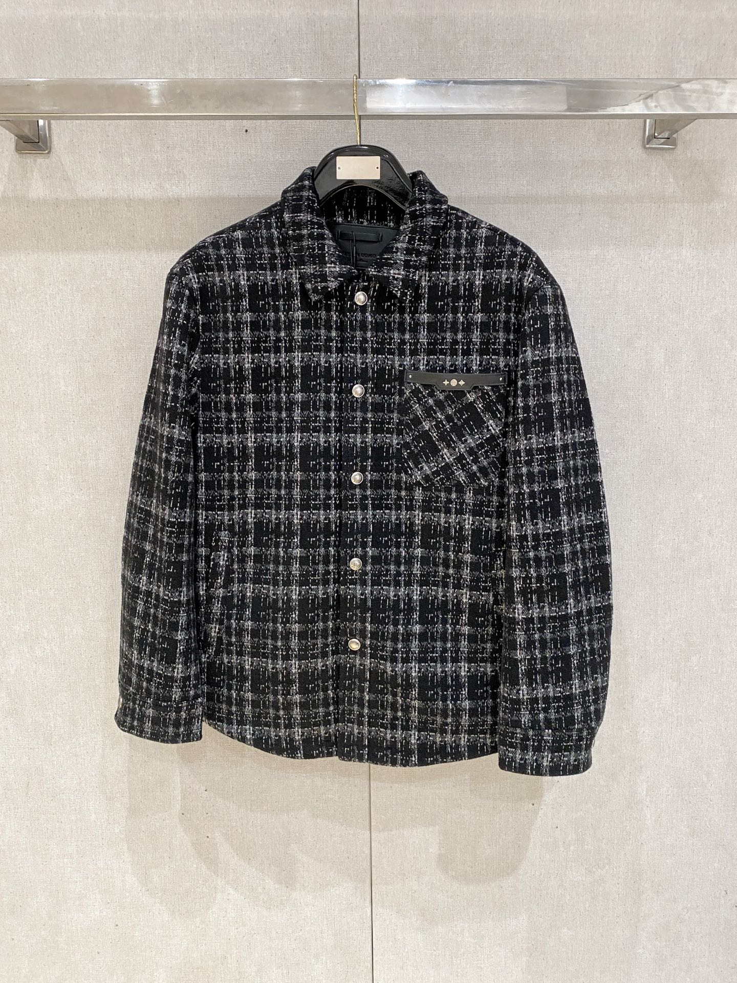 NO:597454,Lv 25ss autumn and winter new goose down jacket original 1:1 customized hardware accessories are all imported and original customization. Welcome to compare at the counter. Absolutely high quality. Use top 95 fill-down goose down. Super soft. Filled with feathers. Fluffy and full. Super heavy fabric. Perfect workmanship. Pay attention to the fabric is super comfortable. Exclusive model. Non-market goods. Same size for men and women: m-3xl, louis vuitton, down jacket, alexander wang19860909Lv 25ss秋冬新款鹅绒羽绒服原版1:1订制五金配件全进口原版定制 欢迎专柜对比 绝对的高品质 采用顶级95充绒量鹅绒 超柔软 充羽量蓬松饱满 超级重面料做工杠杠的版型完美 注意面料超舒服 独家款 非市场货 男女同款尺码m-3xl,,louis vuitton,down jacket,alexander wang,Men's clothing