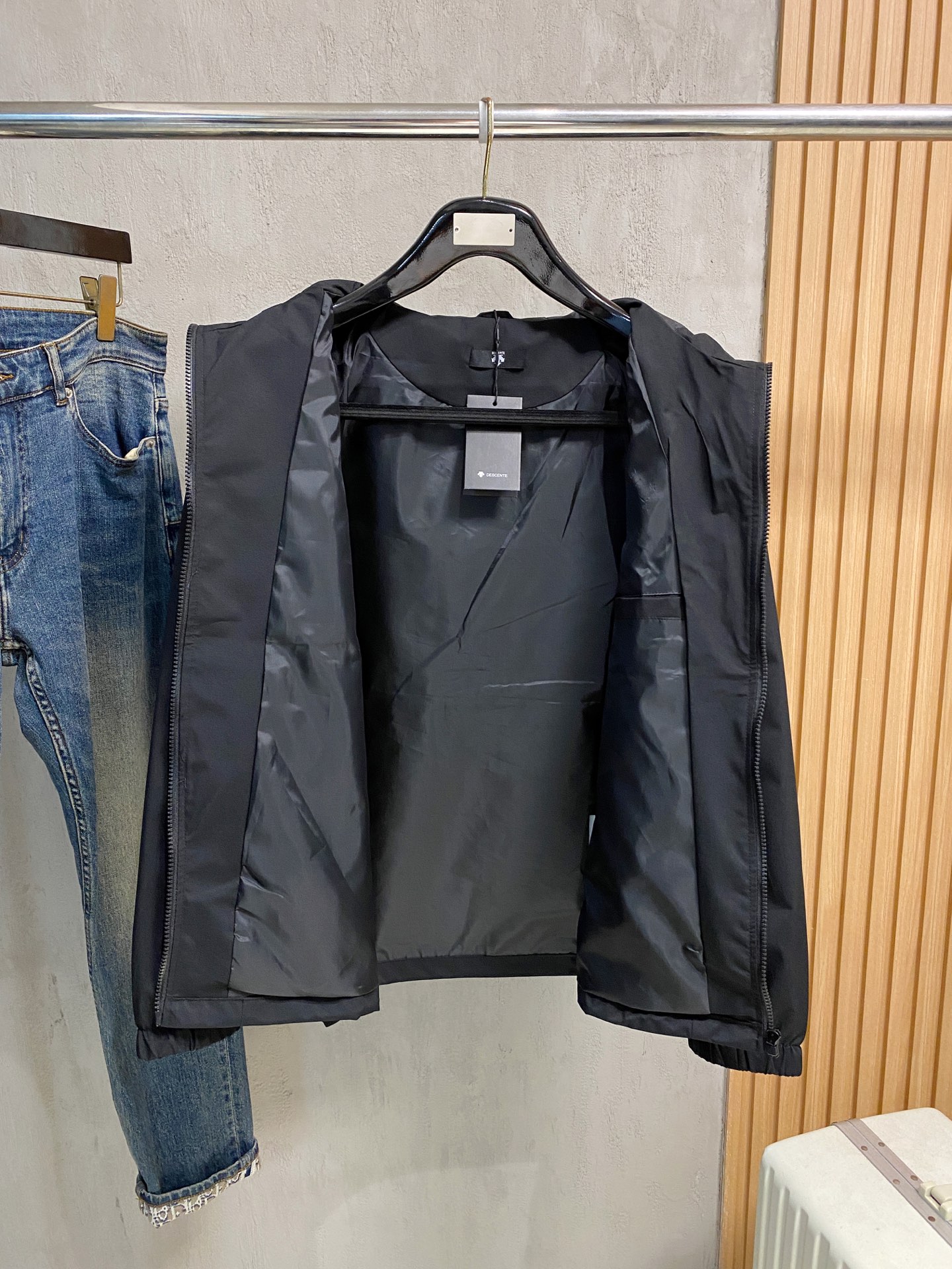 P普拉达25ss早秋【新品】风衣夹克外套爆款 秋冬专柜新款休闲时尚夹克外套！超前卫设计风格 细腻舒适 穿