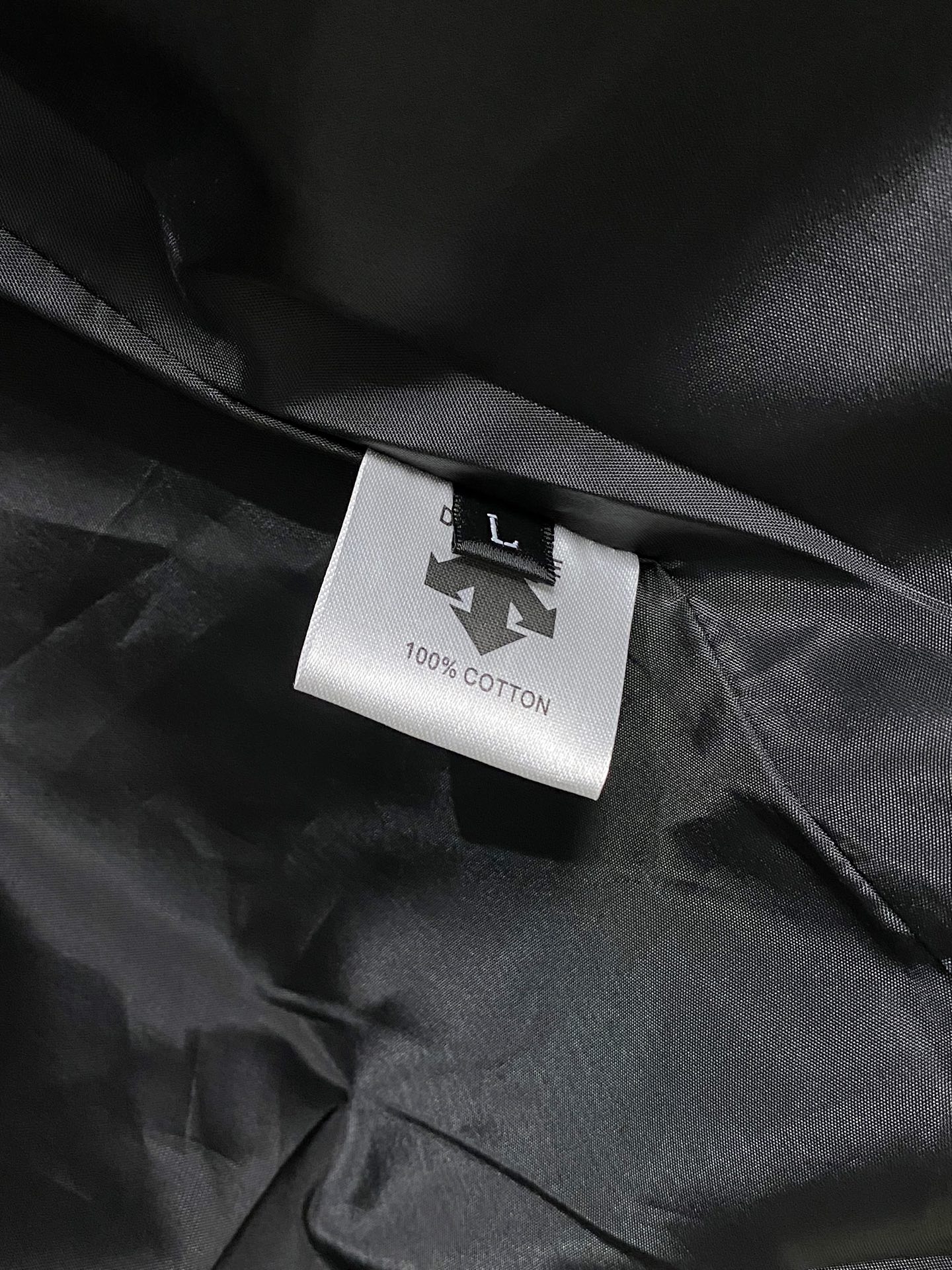 P普拉达25ss早秋【新品】风衣夹克外套爆款 秋冬专柜新款休闲时尚夹克外套！超前卫设计风格 细腻舒适 穿