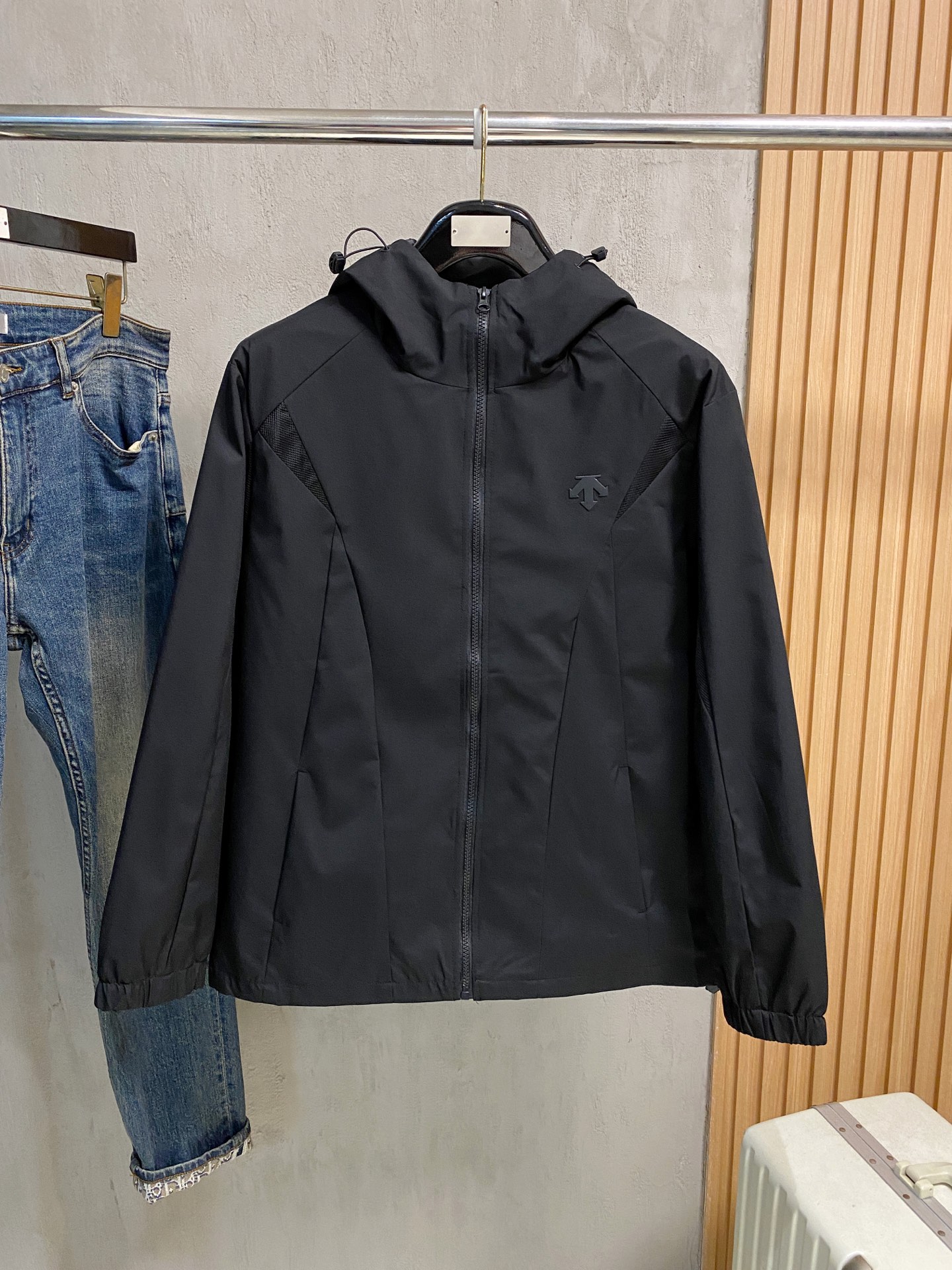 P普拉达25ss早秋【新品】风衣夹克外套爆款 秋冬专柜新款休闲时尚夹克外套！超前卫设计风格 细腻舒适 穿