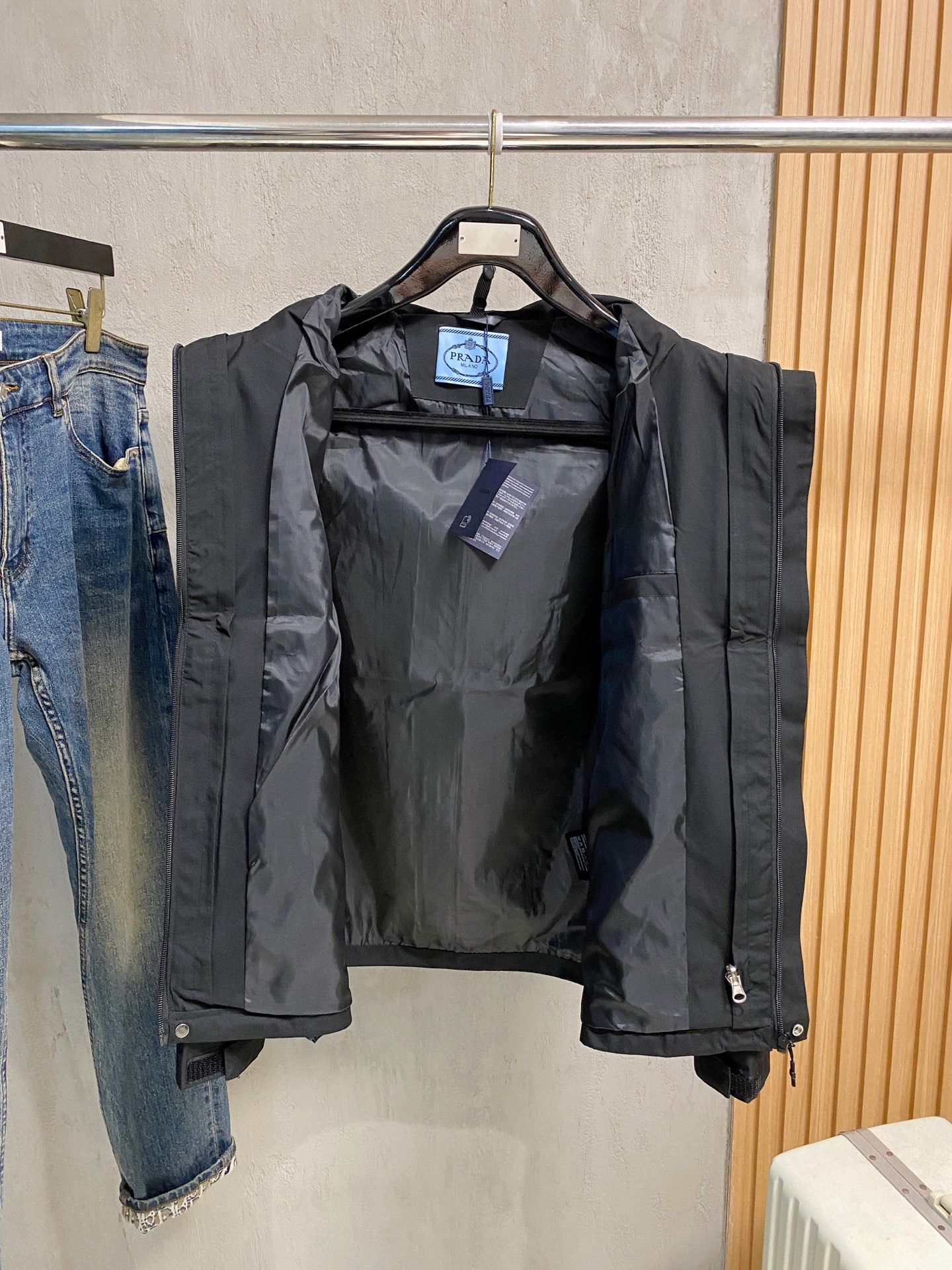 P普拉达25ss早秋【新品】风衣夹克外套爆款 秋冬专柜新款休闲时尚夹克外套！超前卫设计风格 细腻舒适 穿