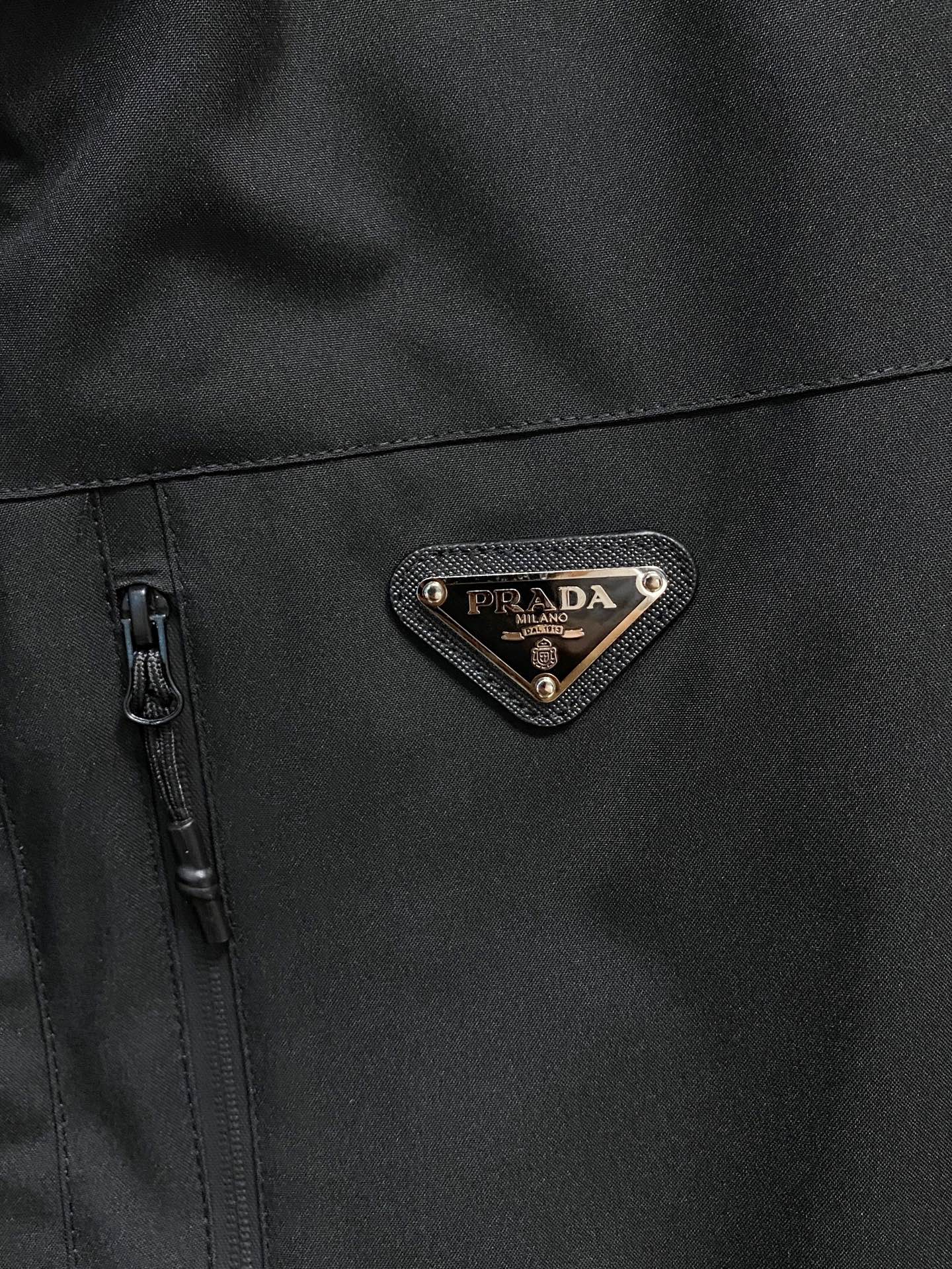 P普拉达25ss早秋【新品】风衣夹克外套爆款 秋冬专柜新款休闲时尚夹克外套！超前卫设计风格 细腻舒适 穿