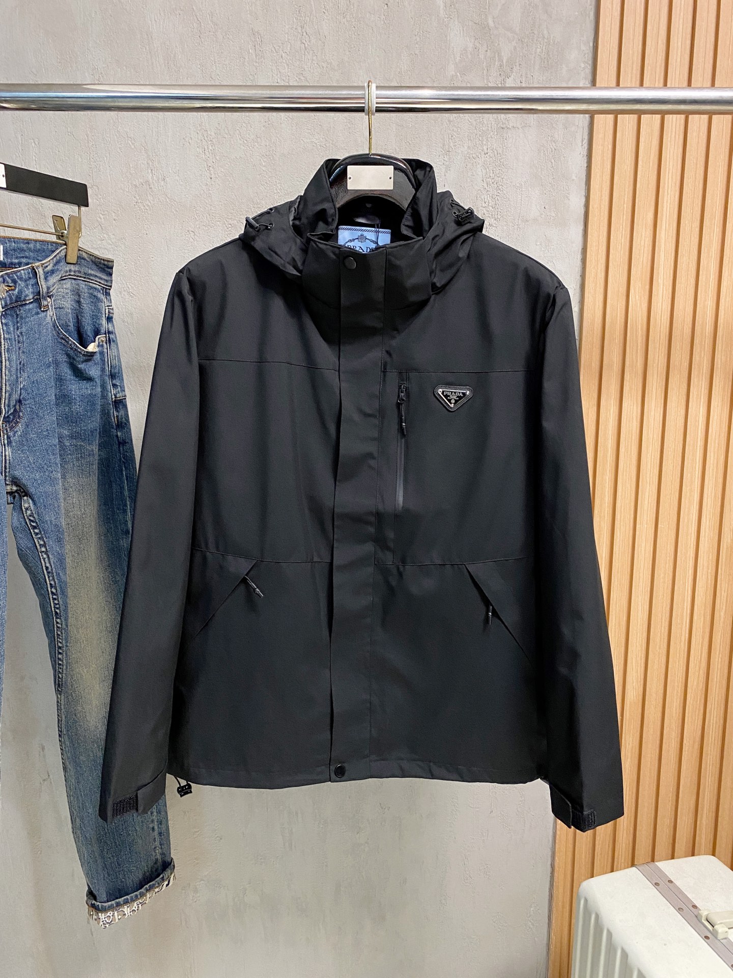 P普拉达25ss早秋【新品】风衣夹克外套爆款 秋冬专柜新款休闲时尚夹克外套！超前卫设计风格 细腻舒适 穿