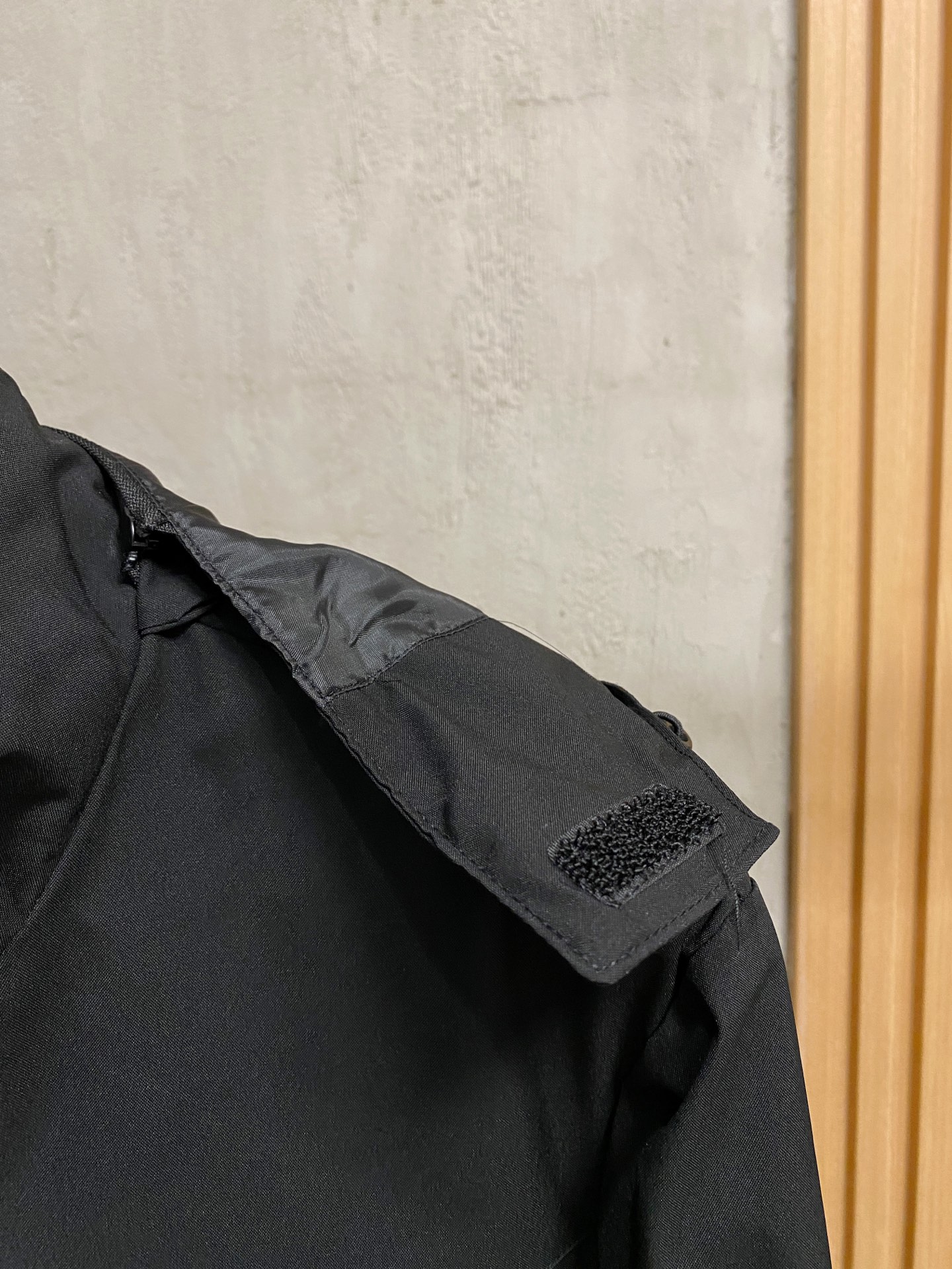 P普拉达25ss早秋【新品】风衣夹克外套爆款 秋冬专柜新款休闲时尚夹克外套！超前卫设计风格 细腻舒适 穿