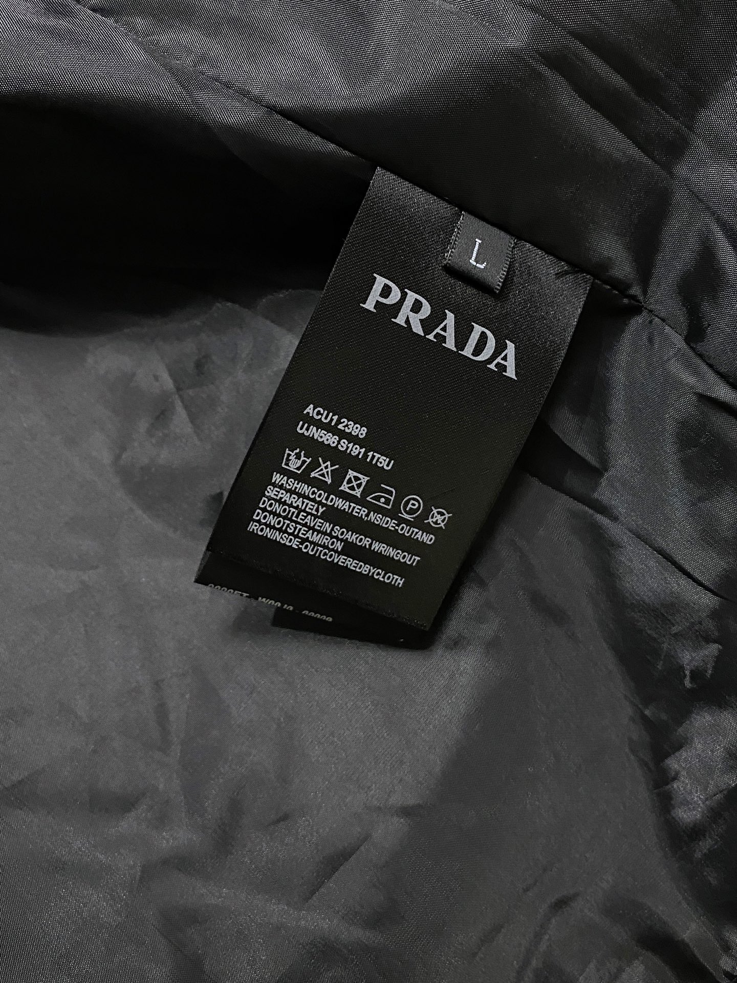 P普拉达25ss早秋【新品】风衣夹克外套爆款 秋冬专柜新款休闲时尚夹克外套！超前卫设计风格 细腻舒适 穿