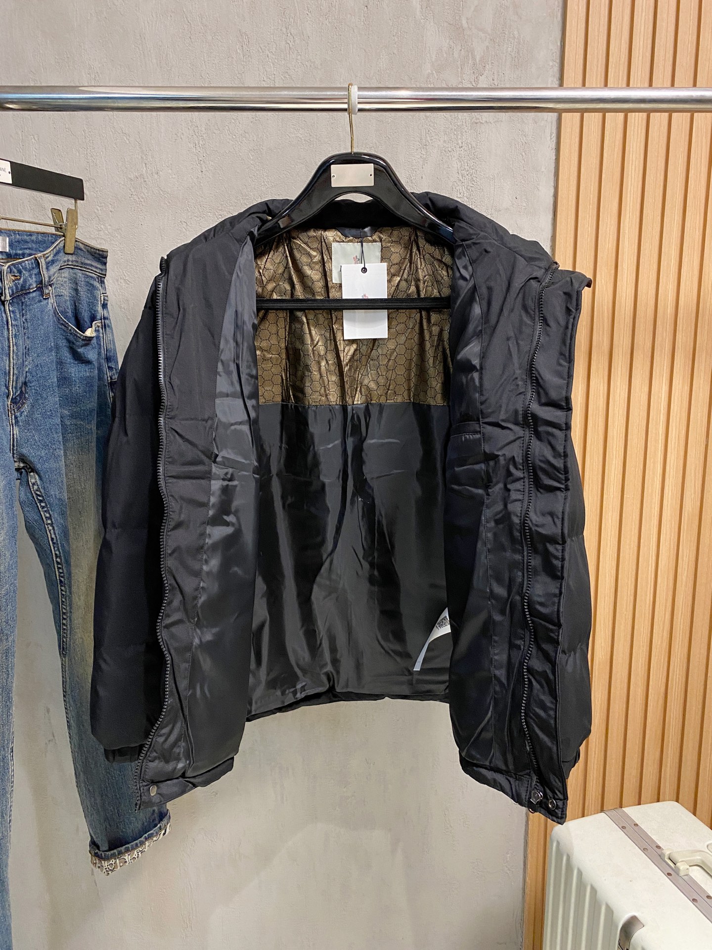 P蒙口棉服25ss早秋【新品】秋冬专柜新款休闲棉服外套！超前卫设计风格 细腻舒适 穿着非常轻便不易起皱。