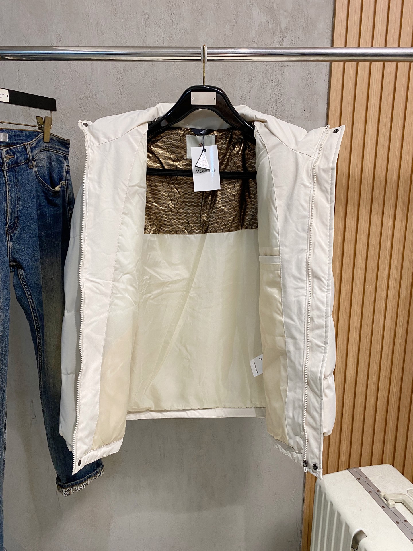 P蒙口棉服25ss早秋【新品】秋冬专柜新款休闲棉服外套！超前卫设计风格 细腻舒适 穿着非常轻便不易起皱。