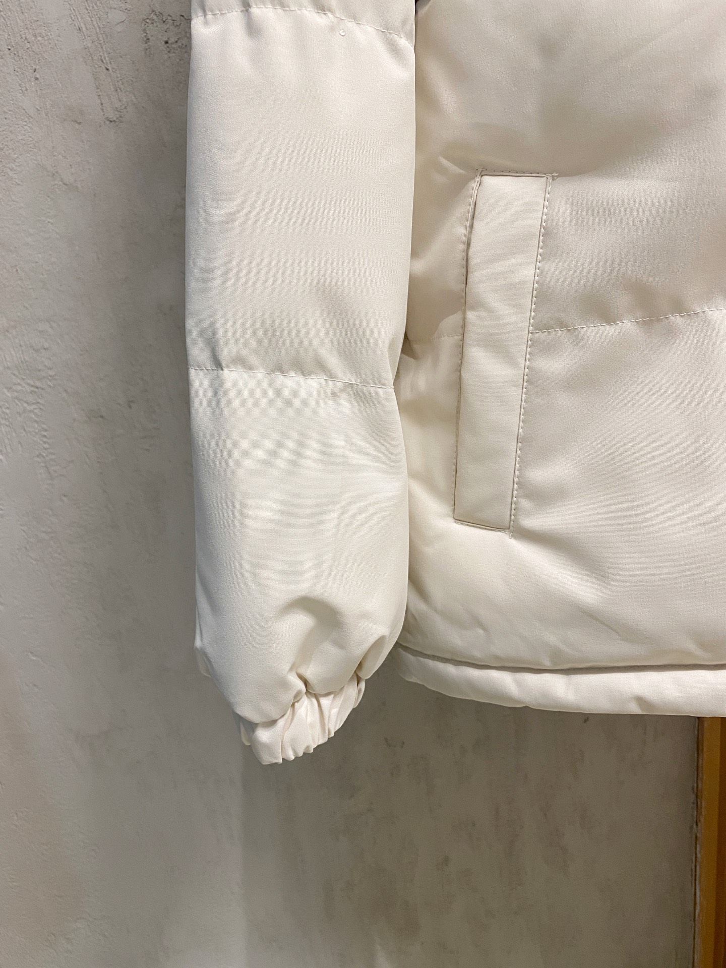 P蒙口棉服25ss早秋【新品】秋冬专柜新款休闲棉服外套！超前卫设计风格 细腻舒适 穿着非常轻便不易起皱。