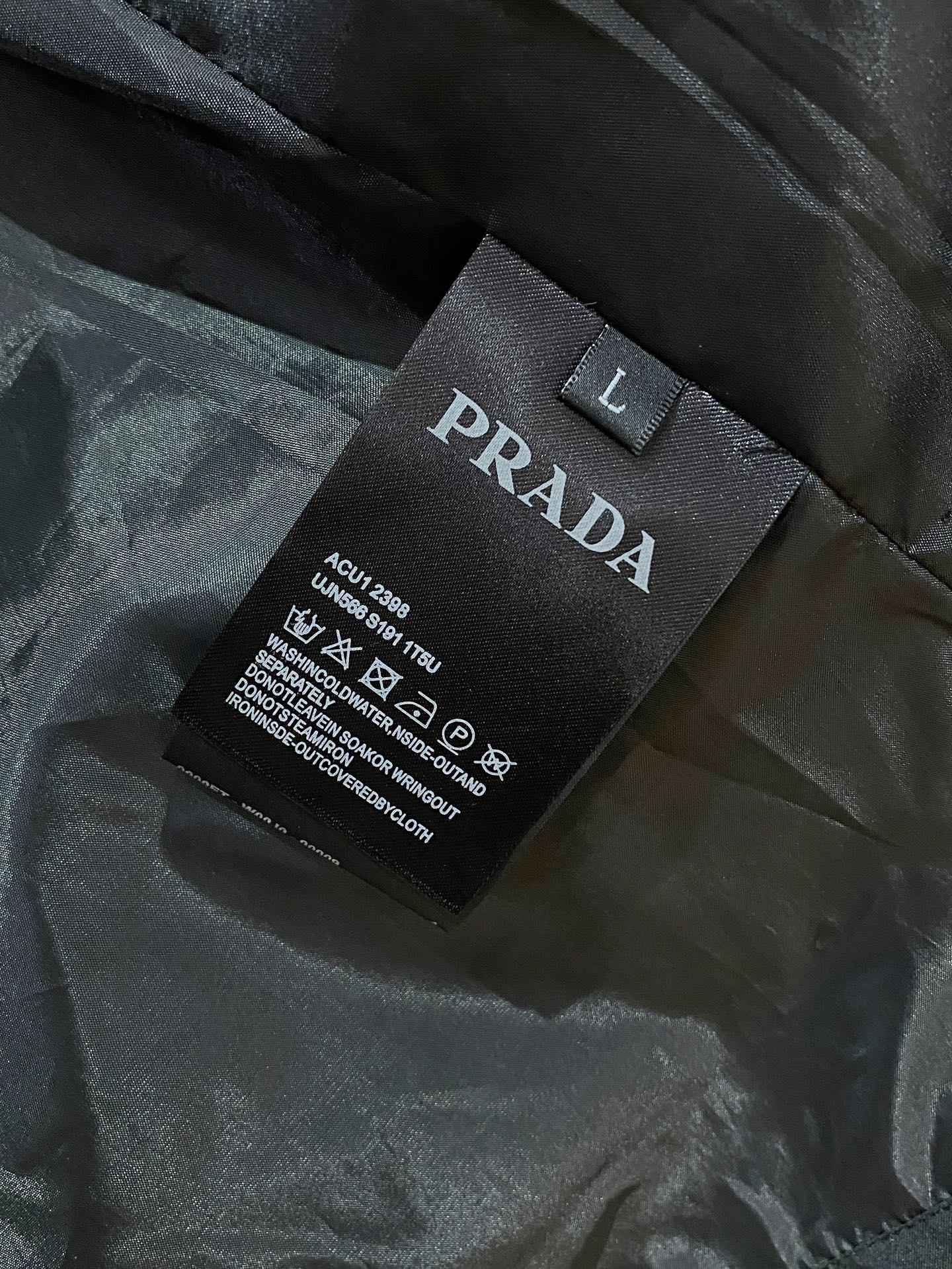 P普拉达25ss早秋【新品】风衣夹克外套爆款 秋冬专柜新款休闲时尚夹克外套！超前卫设计风格 细腻舒适 穿