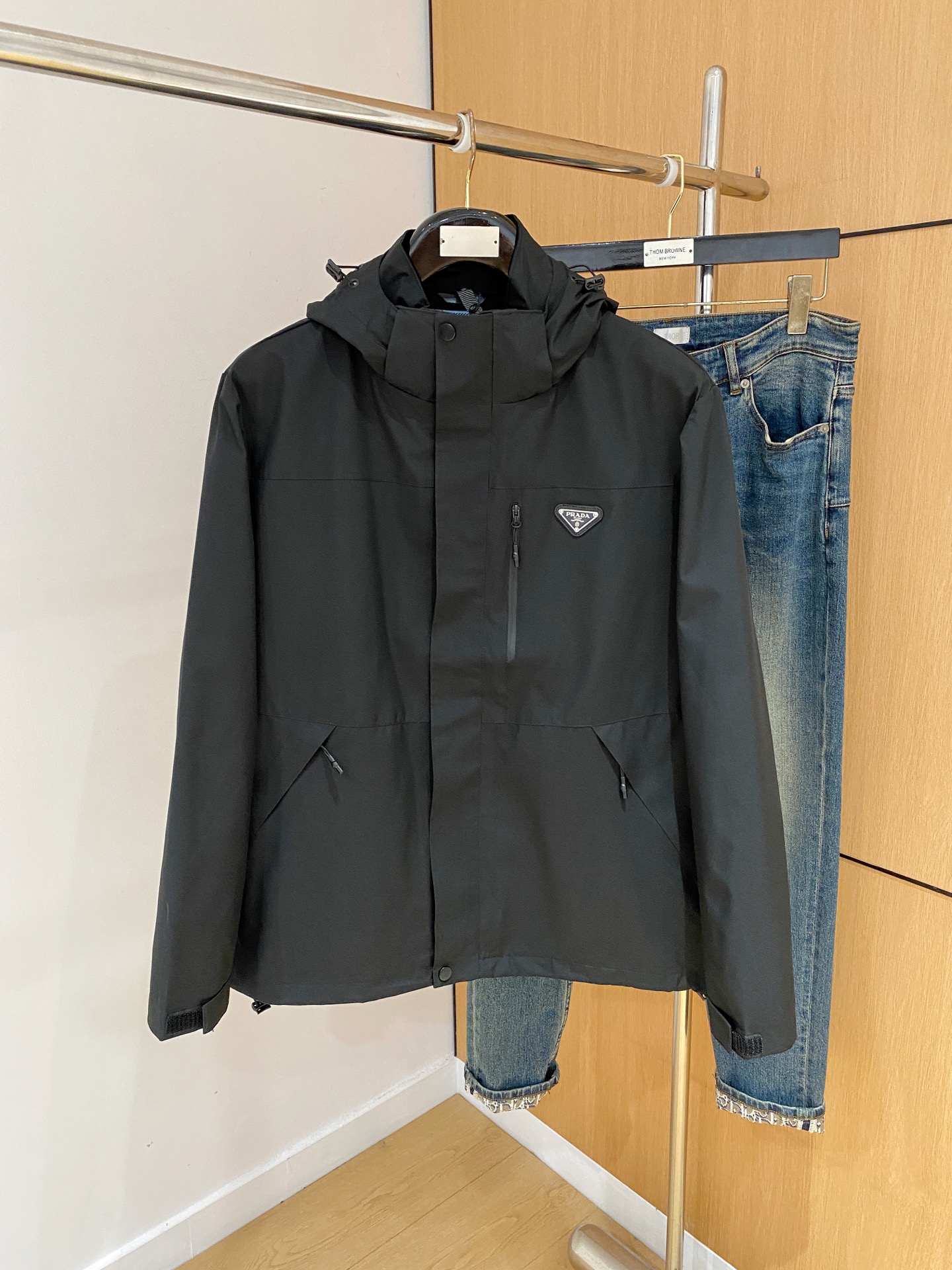 P普拉达25ss早秋【新品】风衣夹克外套爆款 秋冬专柜新款休闲时尚夹克外套！超前卫设计风格 细腻舒适 穿