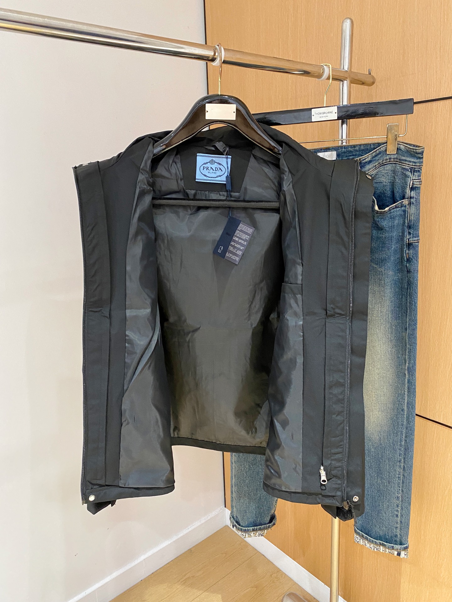 P普拉达25ss早秋【新品】风衣夹克外套爆款 秋冬专柜新款休闲时尚夹克外套！超前卫设计风格 细腻舒适 穿