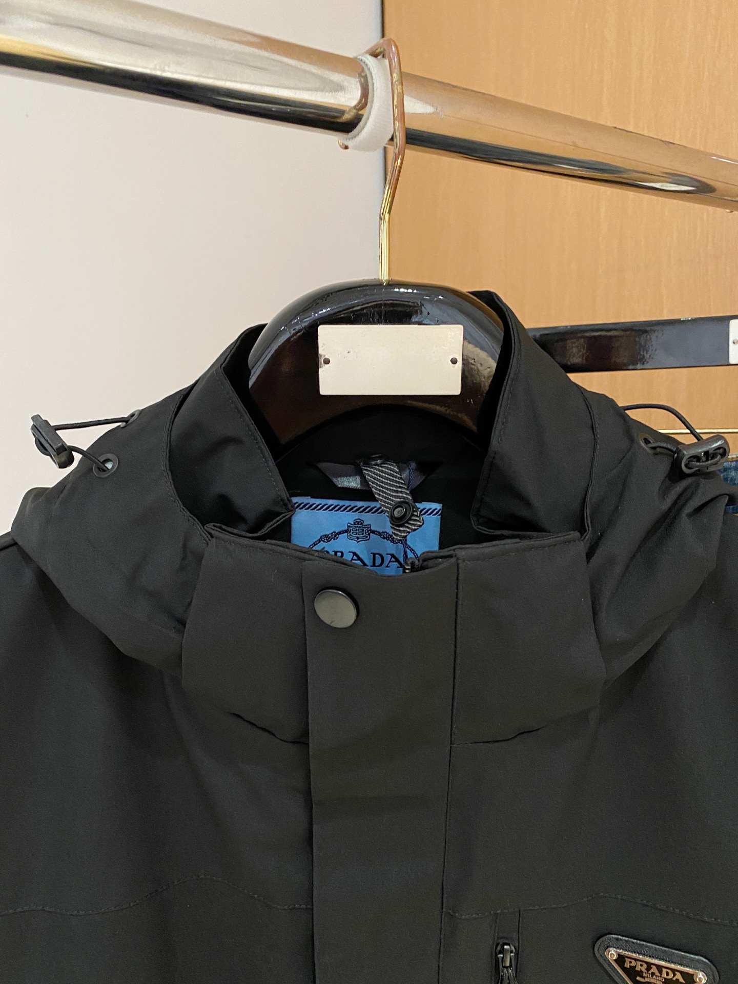 P普拉达25ss早秋【新品】风衣夹克外套爆款 秋冬专柜新款休闲时尚夹克外套！超前卫设计风格 细腻舒适 穿