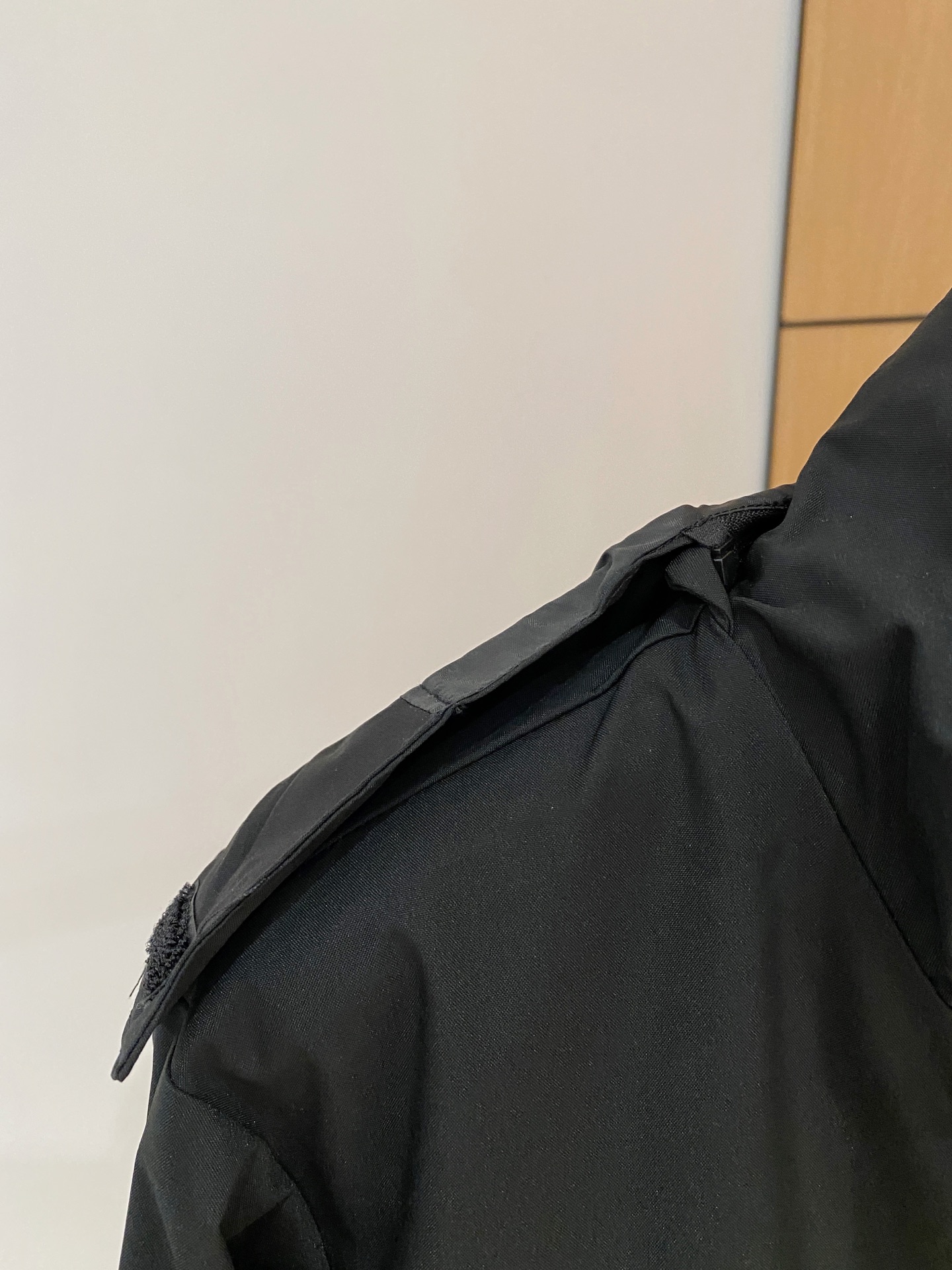 P普拉达25ss早秋【新品】风衣夹克外套爆款 秋冬专柜新款休闲时尚夹克外套！超前卫设计风格 细腻舒适 穿