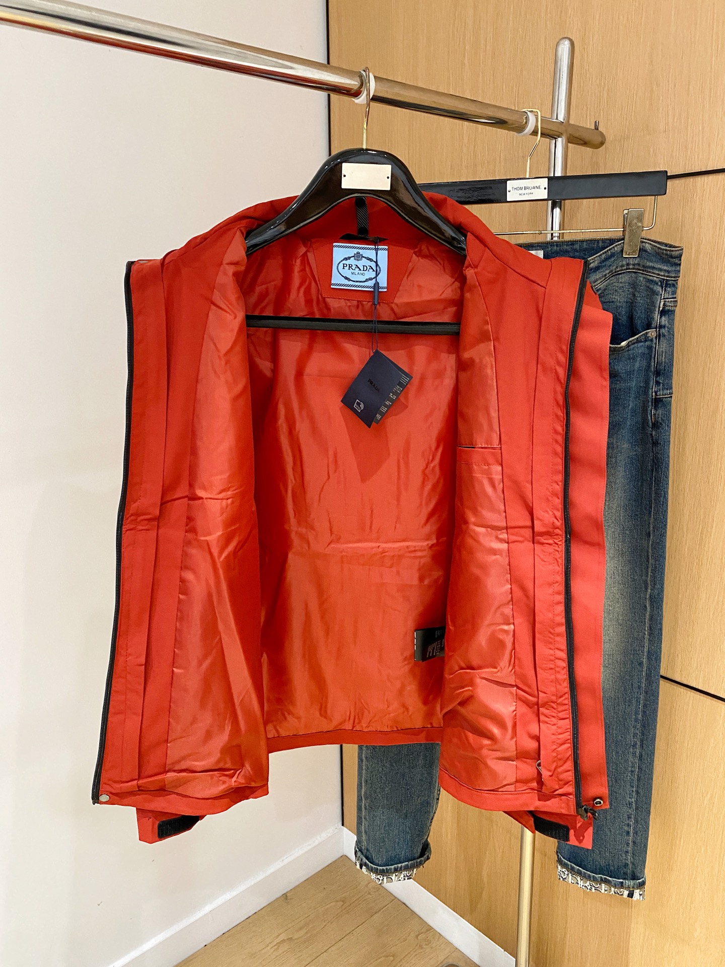 P普拉达25ss早秋【新品】风衣夹克外套爆款 秋冬专柜新款休闲时尚夹克外套！超前卫设计风格 细腻舒适 穿