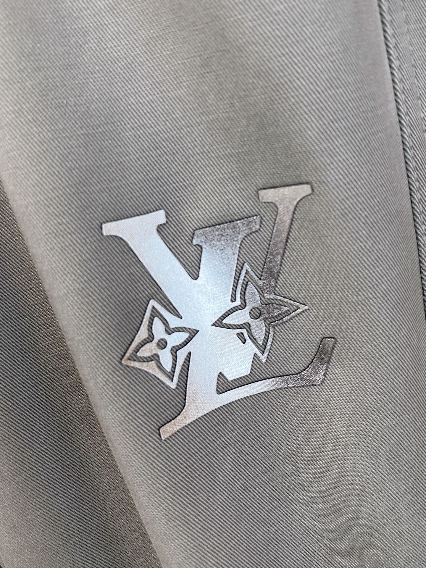 LV 新品】秋冬加厚加绒新款 25ss休闲裤金典再次出现，原单订制高品质时尚休闲裤。超级百搭款。独家定制