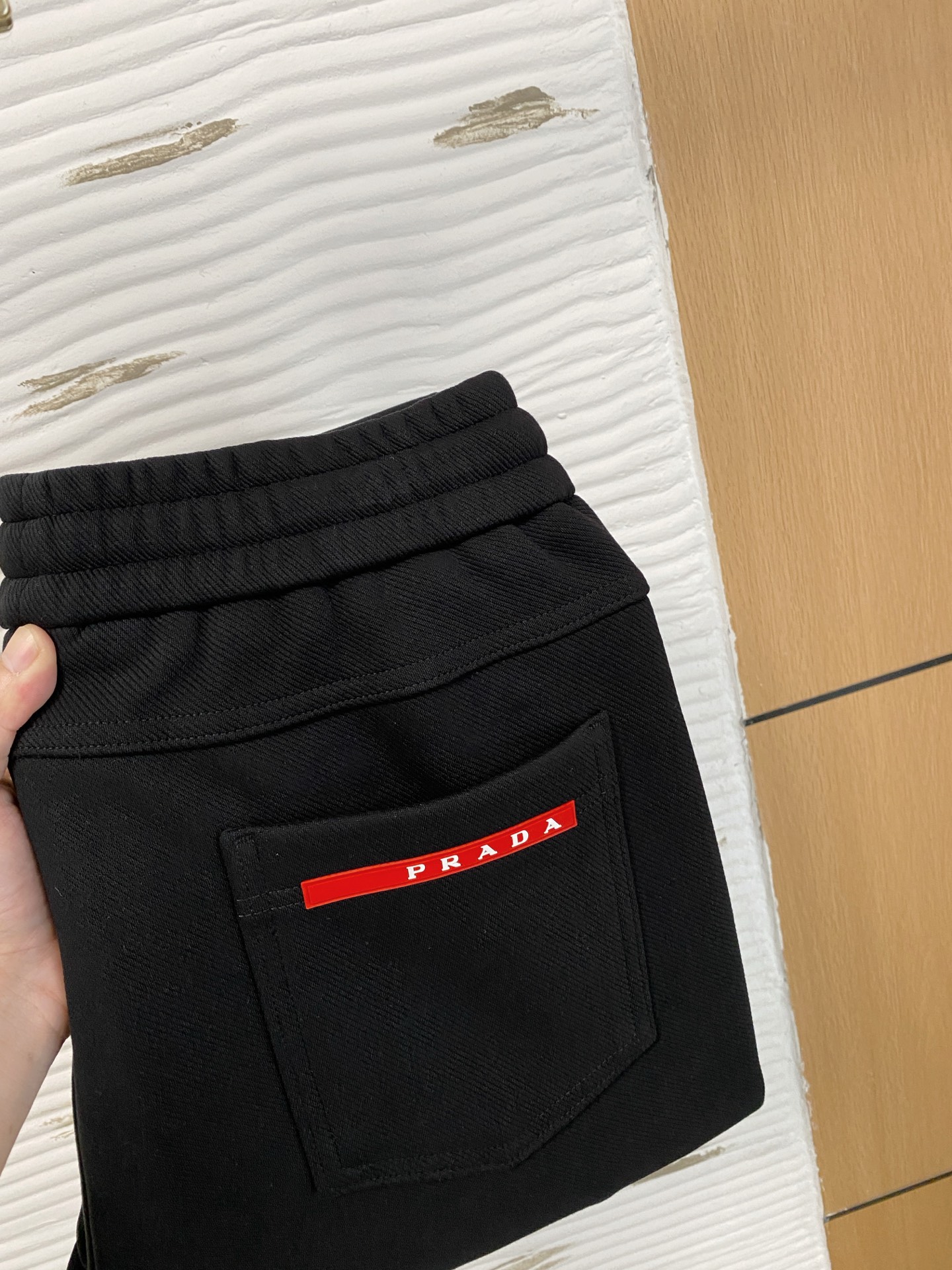 NO:601371,Prada's new products] Autumn and winter thickened and velvet new 25ss casual pants golden classic appears again, original order high-quality fashionable casual pants. Super versatile style. Exclusive custom-made fabric, very wide and stylish, close-fitting and comfortable. Original custom-made counter latest hardware accessories. Super beautiful version, the upper body shows slender legs, the lining and routing are impeccable, you can attend any occasion, and once again emphasize that the fabric is very, very classy! Size M-3Xl,,prada,alexander wang19860909普拉达 新品】秋冬加厚加绒新款 25ss休闲裤金典再次出现,原单订制高品质时尚休闲裤.超级百搭款.独家定制面料,挺阔有型,贴身舒适.原版定制专柜最新五金辅料.超靓版型、上身显腿修长,內里,走线都无可挑剔,任何场合都可出席,再次强调面料非常非常显档次！码数 M-3Xl,,prada,alexander wang,Men's clothing