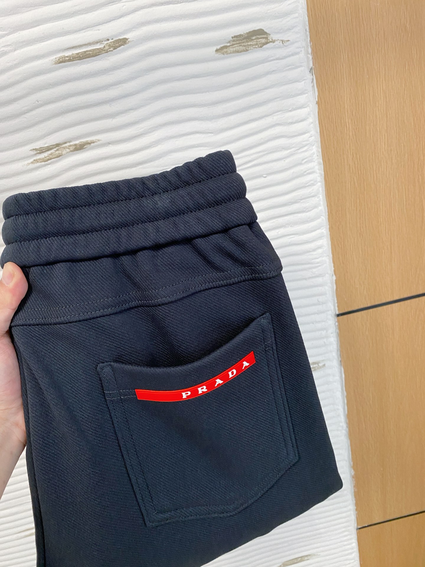 NO:600694,Prada's new products] Autumn and winter thickened and velvet new 25ss casual pants golden classic appears again, original order high-quality fashionable casual pants. Super versatile style. Exclusive custom-made fabric, very wide and stylish, close-fitting and comfortable. Original custom-made counter latest hardware accessories. Super beautiful version, the upper body shows slender legs, the lining and routing are impeccable, you can attend any occasion, and once again emphasize that the fabric is very, very classy! Size M-3Xl,,prada,alexander wang19860909普拉达 新品】秋冬加厚加绒新款 25ss休闲裤金典再次出现,原单订制高品质时尚休闲裤.超级百搭款.独家定制面料,挺阔有型,贴身舒适.原版定制专柜最新五金辅料.超靓版型、上身显腿修长,內里,走线都无可挑剔,任何场合都可出席,再次强调面料非常非常显档次！码数 M-3Xl,,prada,alexander wang,Men's clothing