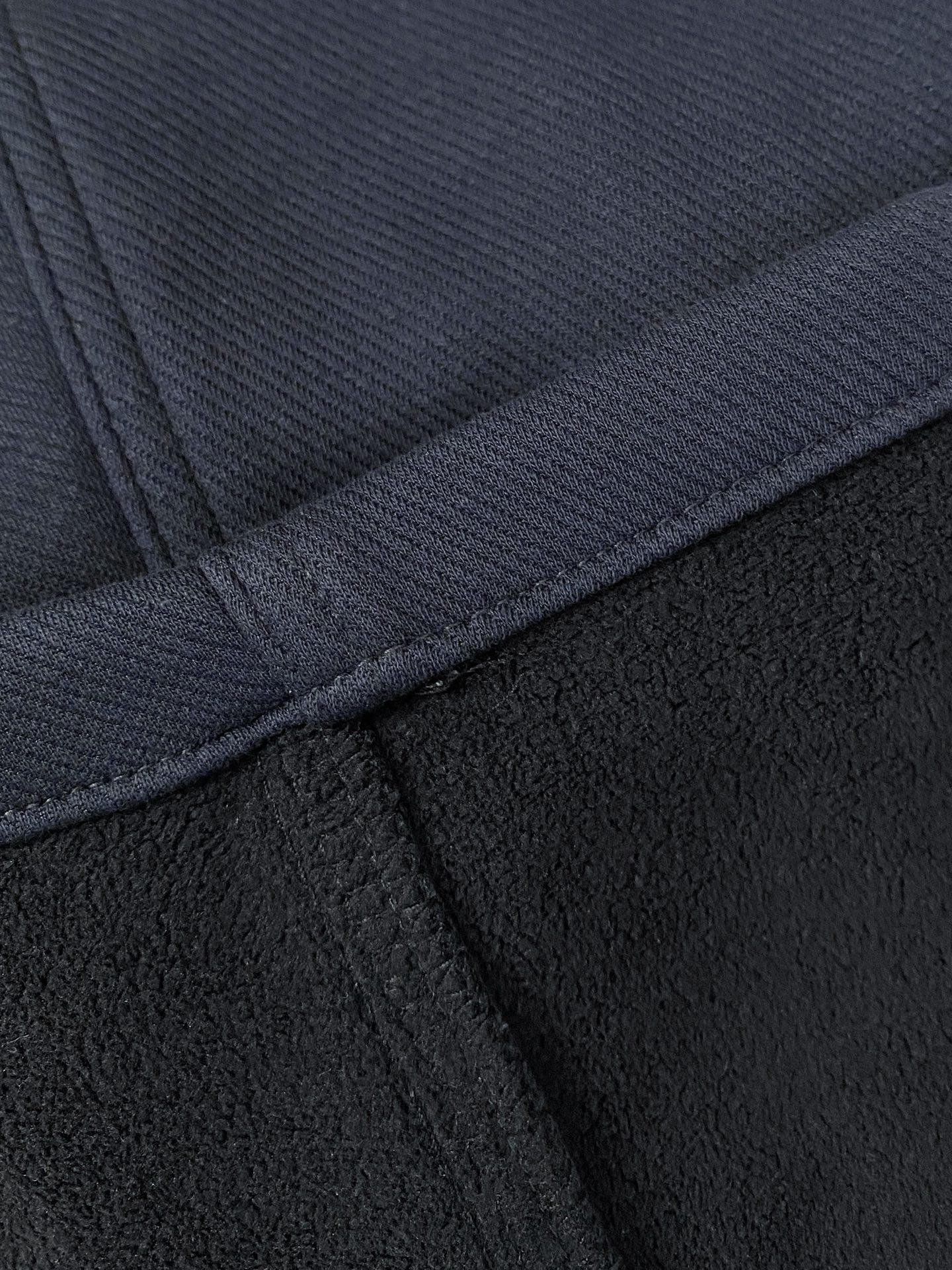 普拉达 新品】秋冬加厚加绒新款 25ss休闲裤金典再次出现，原单订制高品质时尚休闲裤。超级百搭款。独家定