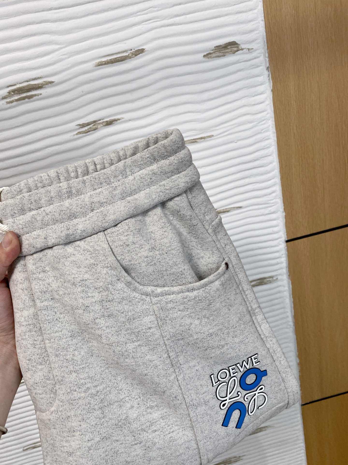 NO:601391,Luo Yiwei's new products] The new thickened 25ss casual pants for autumn and winter are here again. The original order of high-quality fashion casual pants. Super versatile. Exclusively customized fabrics, very wide and stylish, close-fitting and comfortable. The latest hardware accessories from the original customization counter. Super beautiful version, the upper body shows slender legs, the lining and routing are impeccable, you can attend any occasion, and once again emphasize that the fabric is very, very classy! Code number M-3Xl,,loewe,alexander wang19860909罗意威 新品】秋冬加厚新款 25ss休闲裤金典再次出现,原单订制高品质时尚休闲裤.超级百搭款.独家定制面料,挺阔有型,贴身舒适.原版定制专柜最新五金辅料.超靓版型、上身显腿修长,內里,走线都无可挑剔,任何场合都可出席,再次强调面料非常非常显档次！码数 M-3Xl,,loewe,alexander wang,Men's clothing