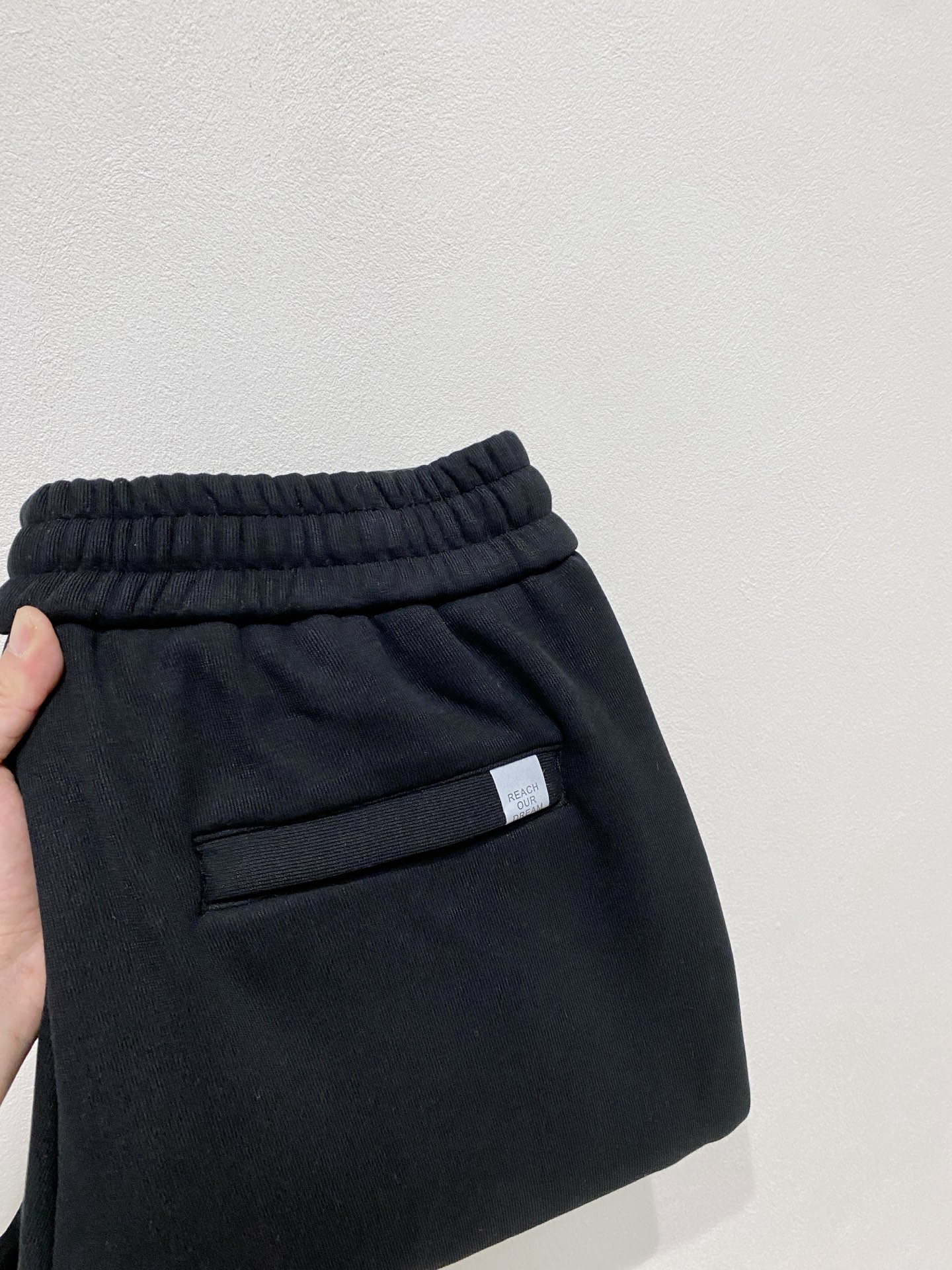 NO:712552,New products for the new year] Autumn and winter thickened and velvet new 25ss casual pants golden classic appears again, original order high-quality fashionable casual pants. Super versatile style. Exclusive custom-made fabric, very wide and stylish, close-fitting and comfortable. Original customized counter latest hardware accessories. Super beautiful version, the upper body shows slender legs, the lining and routing are impeccable, you can attend any occasion, once again emphasize that the fabric is very, very classy! Size M-3Xl,,Moncler,19860909可年后 蒙口 新品】秋冬加厚加绒新款 25ss休闲裤金典再次出现,原单订制高品质时尚休闲裤.超级百搭款.独家定制面料,挺阔有型,贴身舒适.原版定制专柜最新五金辅料.超靓版型、上身显腿修长,內里,走线都无可挑剔,任何场合都可出席,再次强调面料非常非常显档次！码数 M-3Xl,,Moncler,,Men's clothing