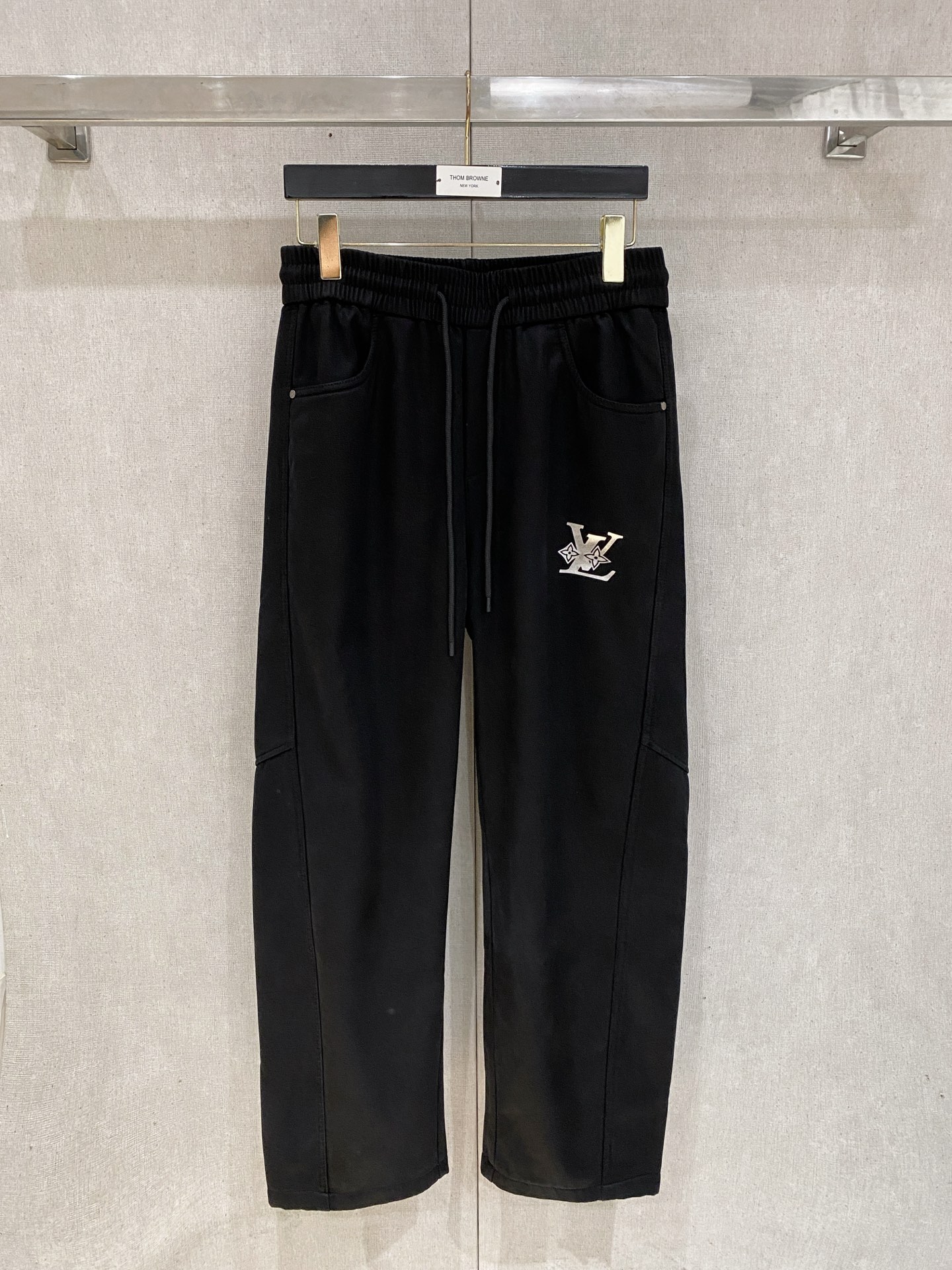 LV 新品】秋冬加厚加绒新款 25ss休闲裤金典再次出现，原单订制高品质时尚休闲裤。超级百搭款。独家定制